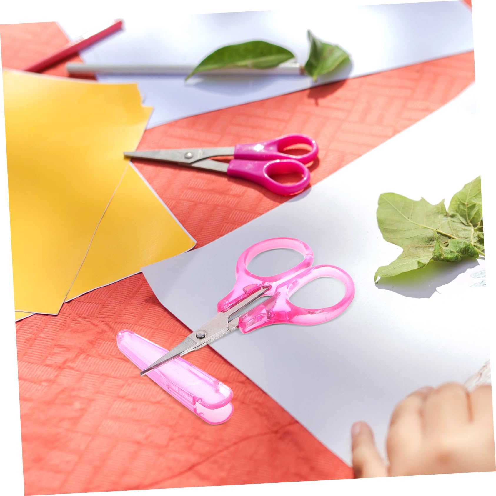 HOMSFOU 5 Sätze Schere Mit Schutzabdeckung Scheren-handarbeit Klein Scharfe Stoffschere Haushalt Stickerei Nähen Nützliche Schere Büroschere Garnschere Strickzubehör Plastik 2 Stück * 5
