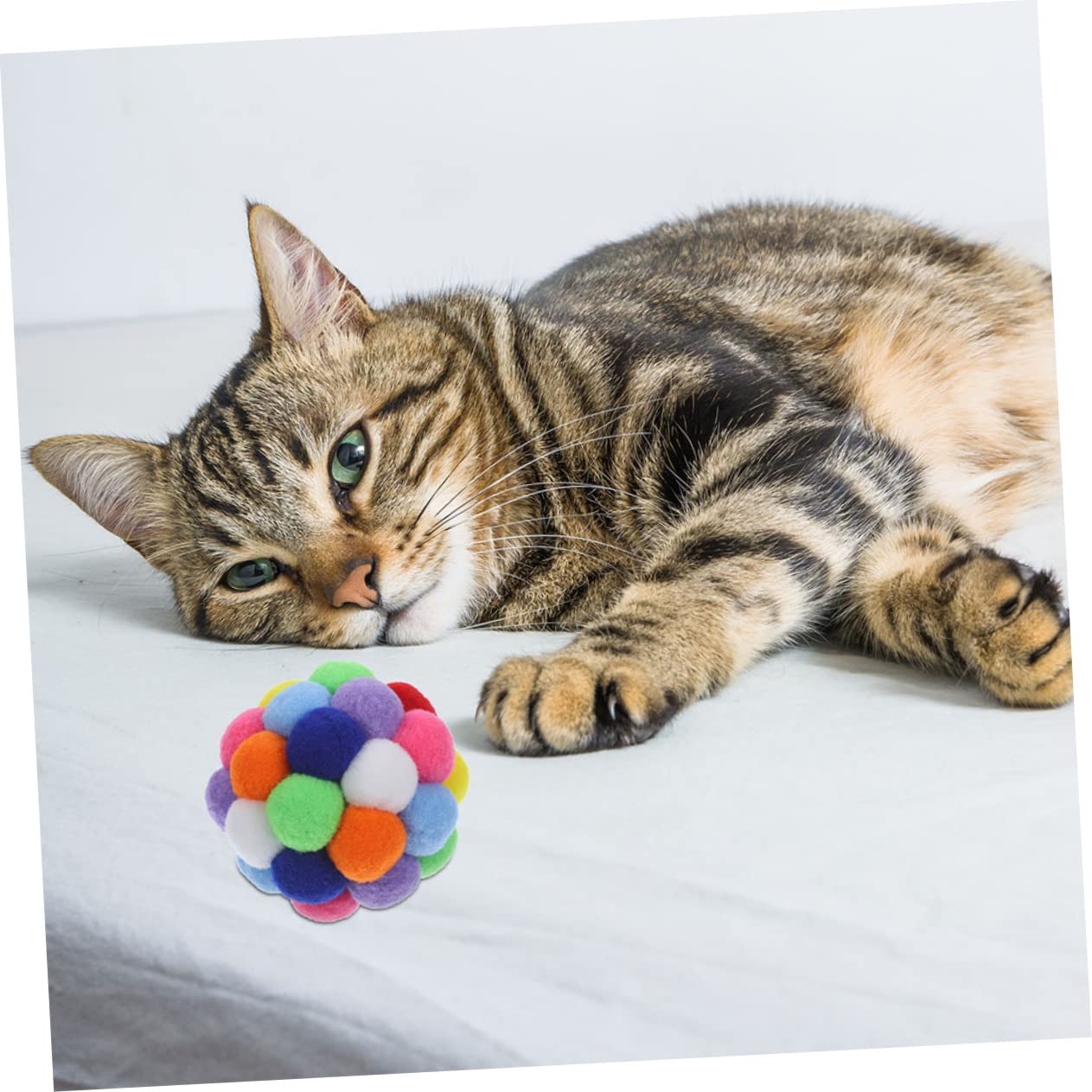 FRCOLOR Lot de 4 Balles Jouets pour Chats D'intérieur en Peluche avec Clochettes pour Garder Le Chat Actif et Aiguiser Ses Griffes
