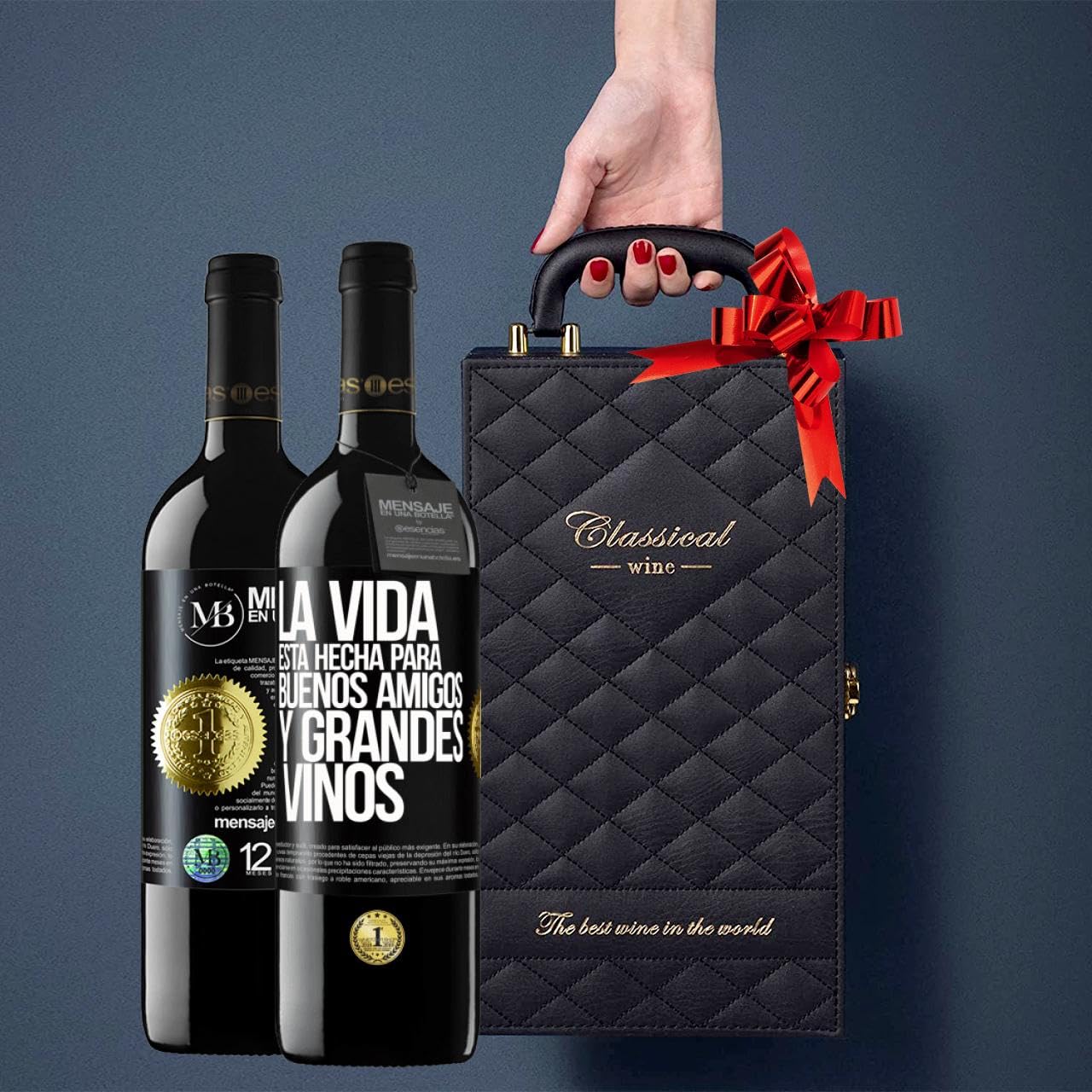 «La vida está hecha para buenos amigos y grandes vinos» Mensaje en una Botella. Estuche-Maletín de LUJO 2x Vino Tinto Premium Reserva 12 Meses y Set de 4 Accesorios. Etiqueta Negra PERSONALIZABLE