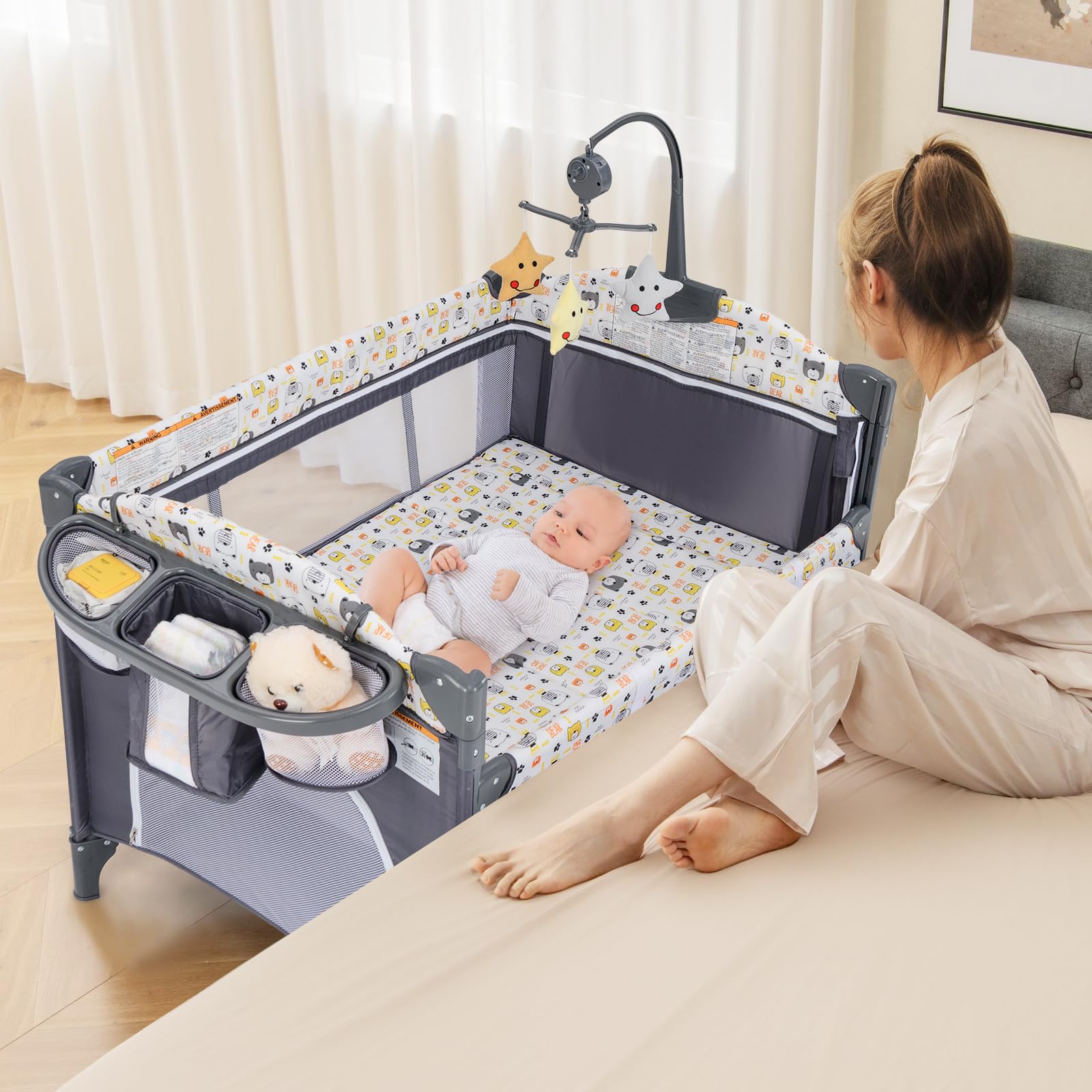 GYMAX Lettino Culla Fianco Letto, con Fasciatoio, Morbido Cuscino, Giocattoli Appesi e Spazio di Stoccaggio, Regolabile in Altezza, Box per Neonato, 2 Ruote e Borsa per Viaggio (Grigio e Giallo)
