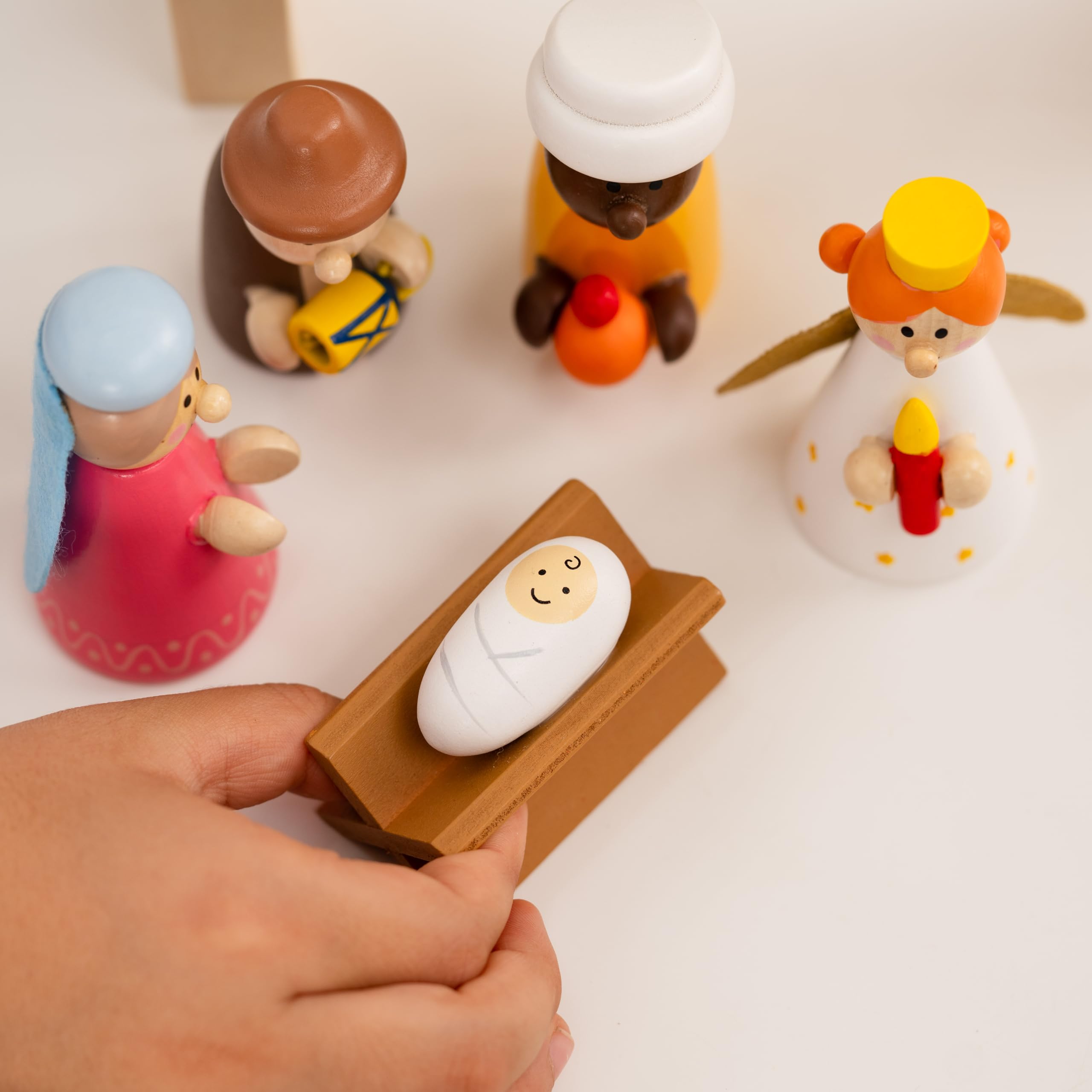 Weihnachtskrippe - Holz handbemalt - 18 Teile - mit Weihnachtsbaum – Krippenspiel für Kinder – farbenfrohe Deko & Geschenkidee - Stall mit Stern, Heilige Drei Könige, Maria & Josef, Ochs & Esel
