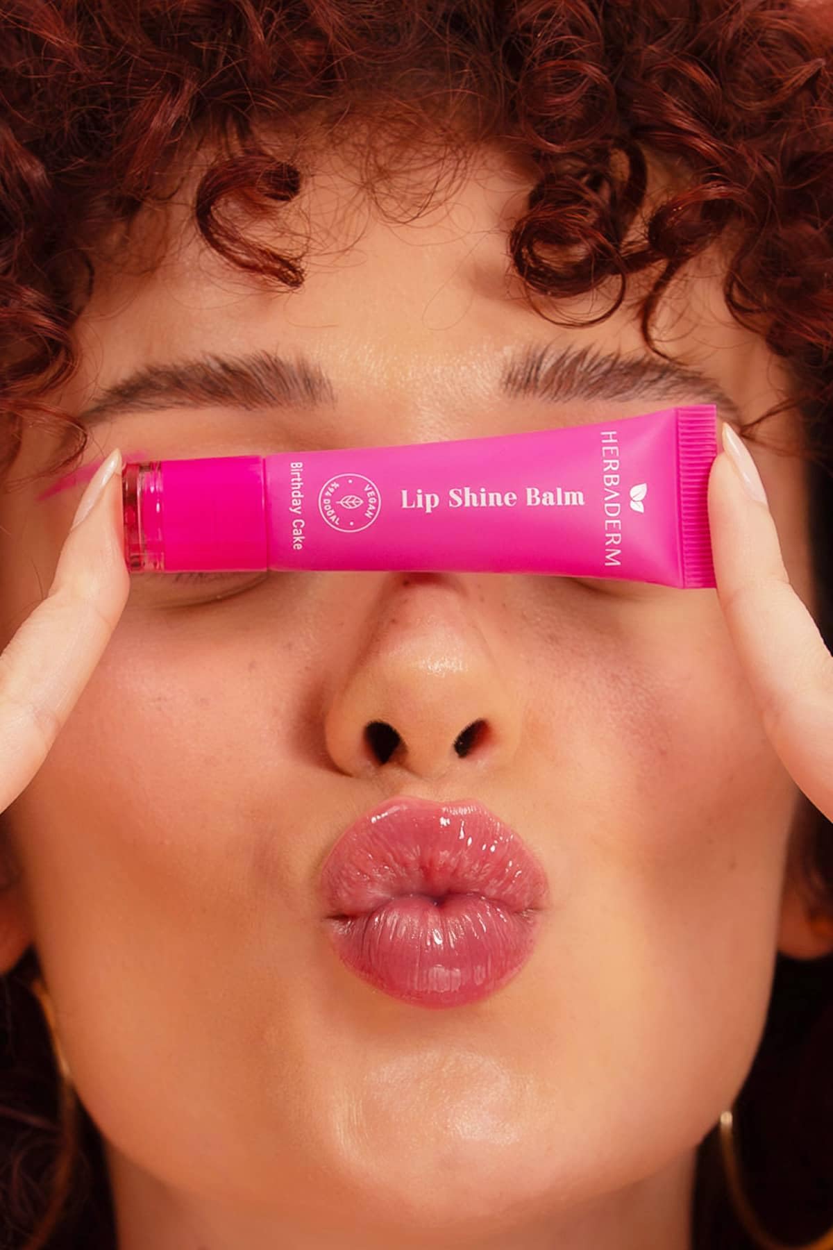 Herbaderm Parlatıcı, Dolgunlaştırıcı, Onarıcı Vegan Dudak Balmı, Anahtarlık Hediyeli, Birthday Cake Aromalı 10 Ml