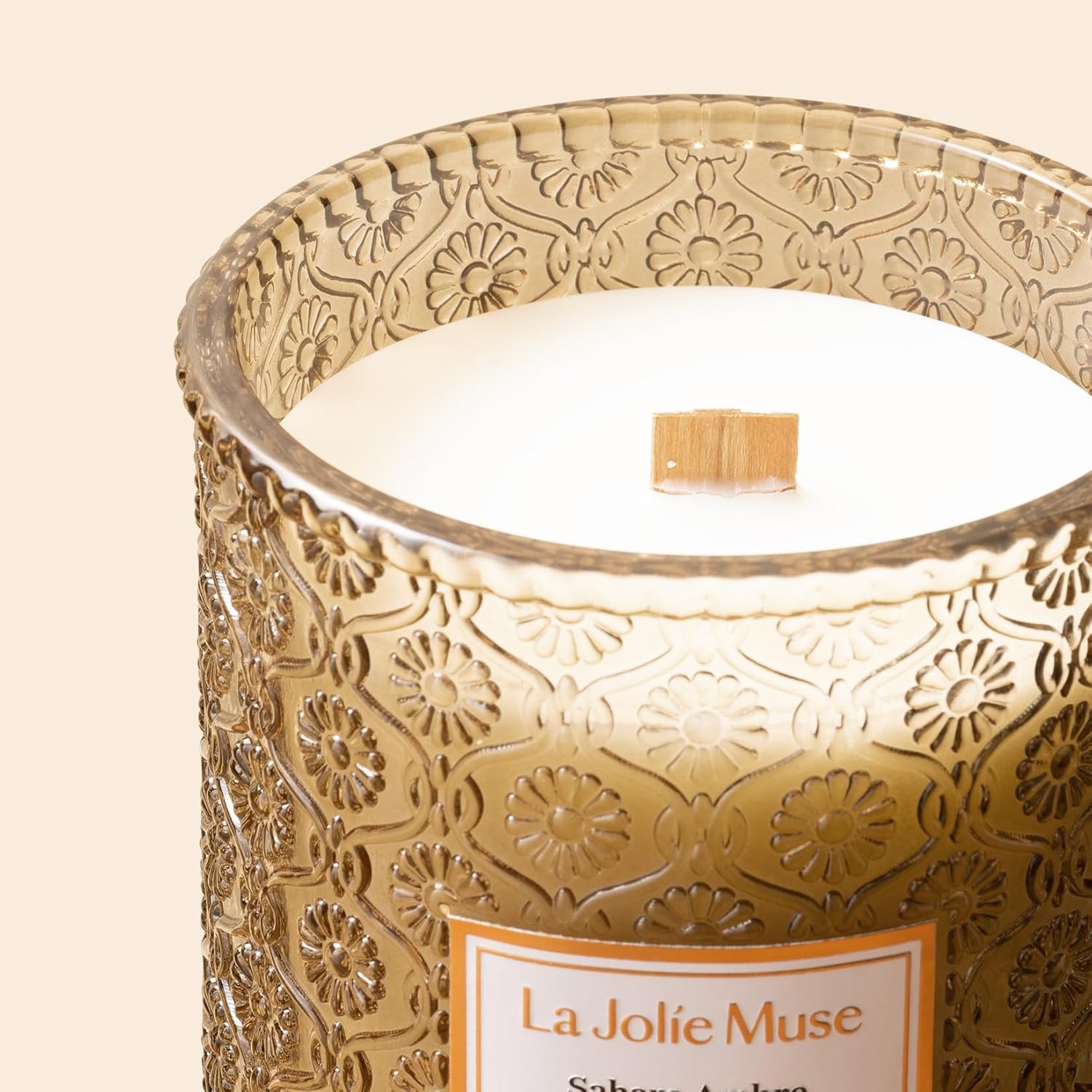 LA JOLIE MUSE | Sahara Amber Candle | Bergamot, Clove & Amber | 19 oz Wooden Wick | Natural Soy Wax | 90 Hours Clean Burn | Gift-Ready for Cozy Nights | Elevated Fall Décor