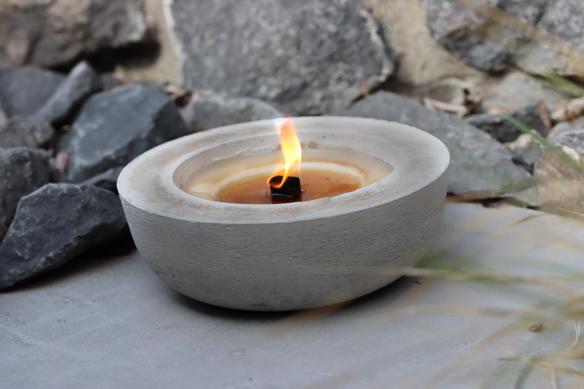 Beton Outdoor Kerze mit Dauerdocht Flamme, Brenndauer verlängern mit Wachsresten, Tischfeuer, Balkon,Gartenfackel von Gedankenwunder Manufaktur
