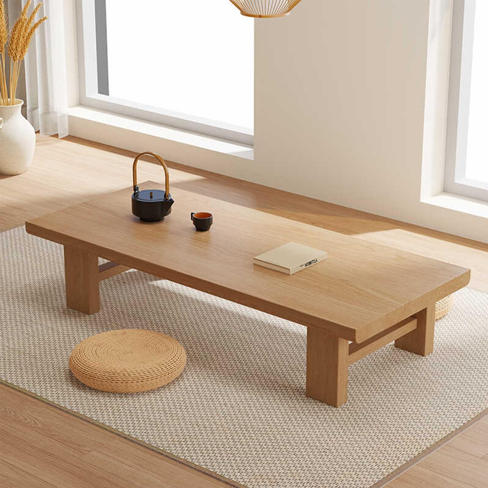 Table basse longue en bois pour corriger le manque de place sur le balcon