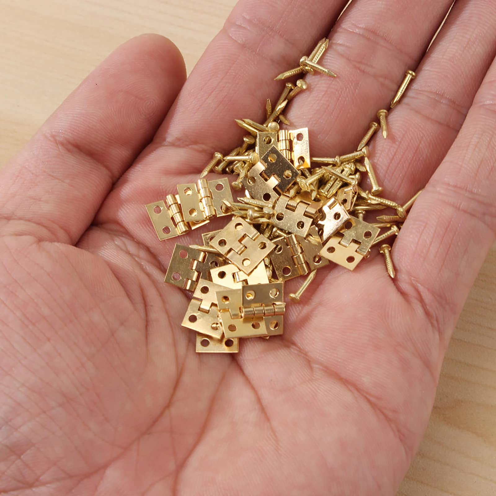 Confezione da 100 mini cerniere con 400 viti di ricambio in rame dorato con chiodo di montaggio, piccoli accessori per legno, gioielli, armadietti, armadi, case delle bambole e mobili in