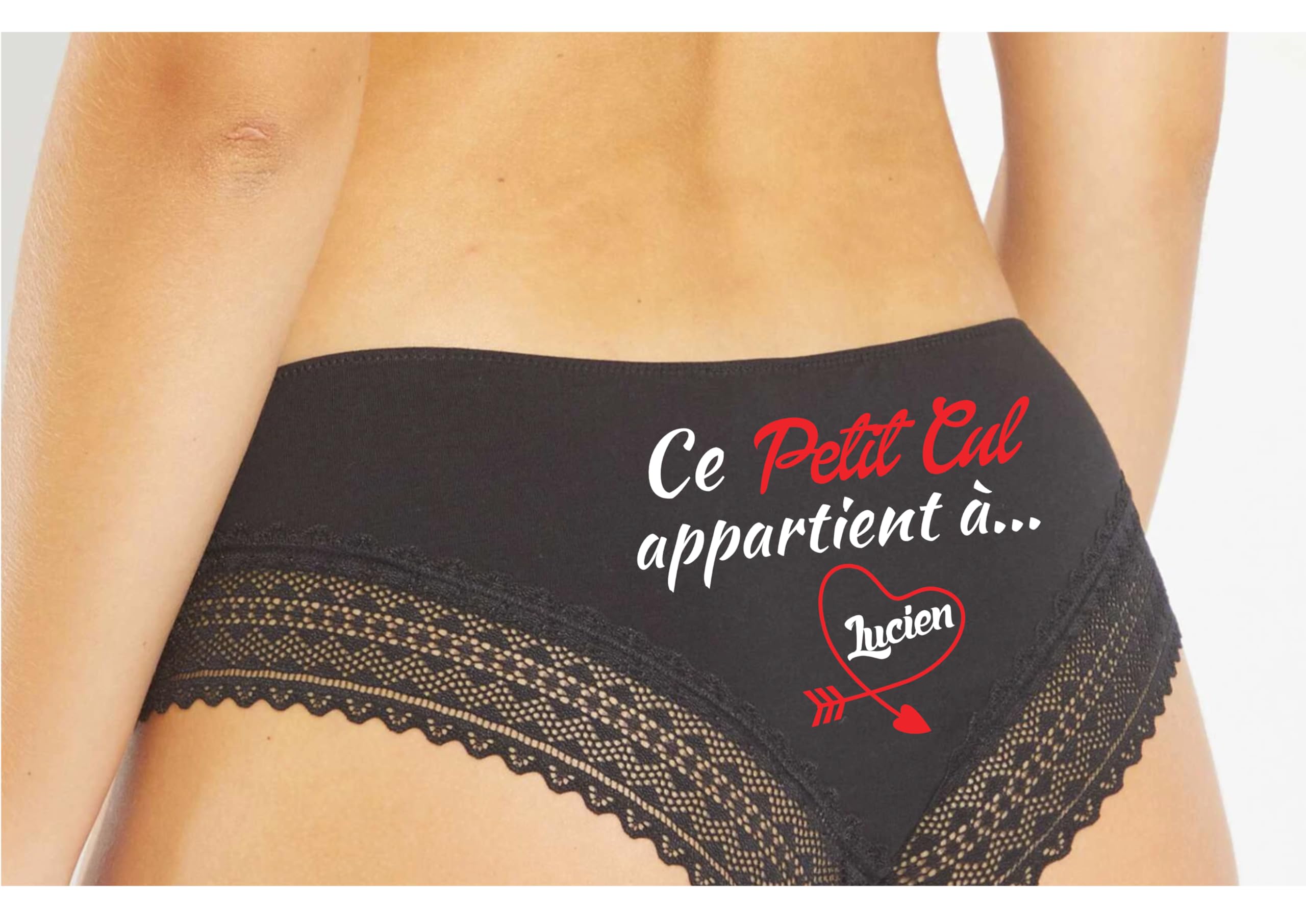 Générique Set Boxer Homme et Culotte Dentelle Femme personnalisé - Cadeau Saint Valentin, Noël, Anniversaire - Motif Ce Petit Appartient - pochon et Deux Decoration en Bois Je t'aime Offert.