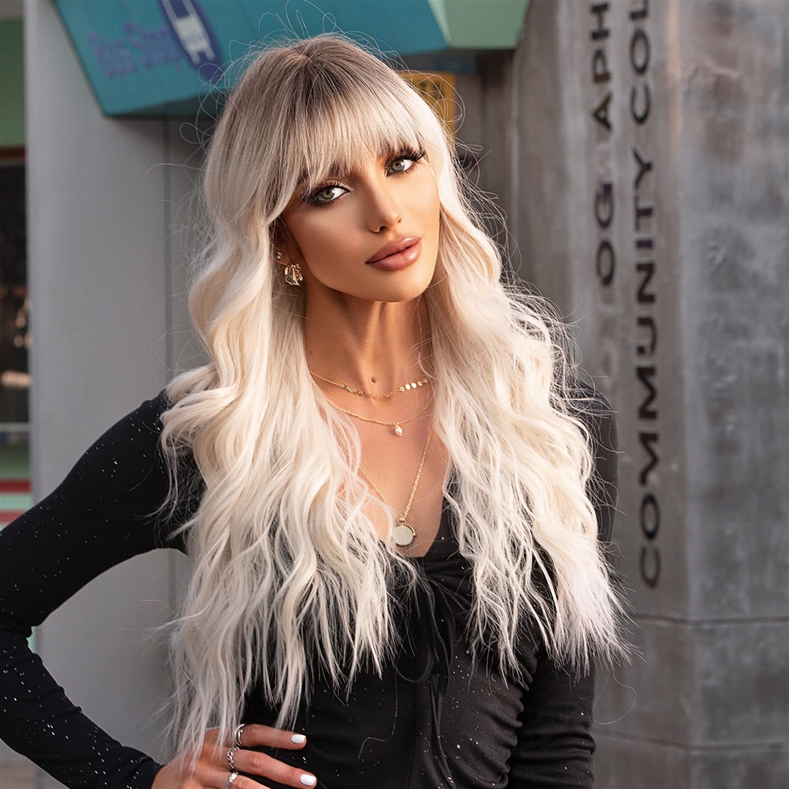 Realistyczne peruki 26 "długie platynowe fale peruka syntetyczna dla białych kobiet ombre jasny blond peruki z grzywką naturalne włókna wysokotemperaturowe na codzienny cosplay Fryzura damska