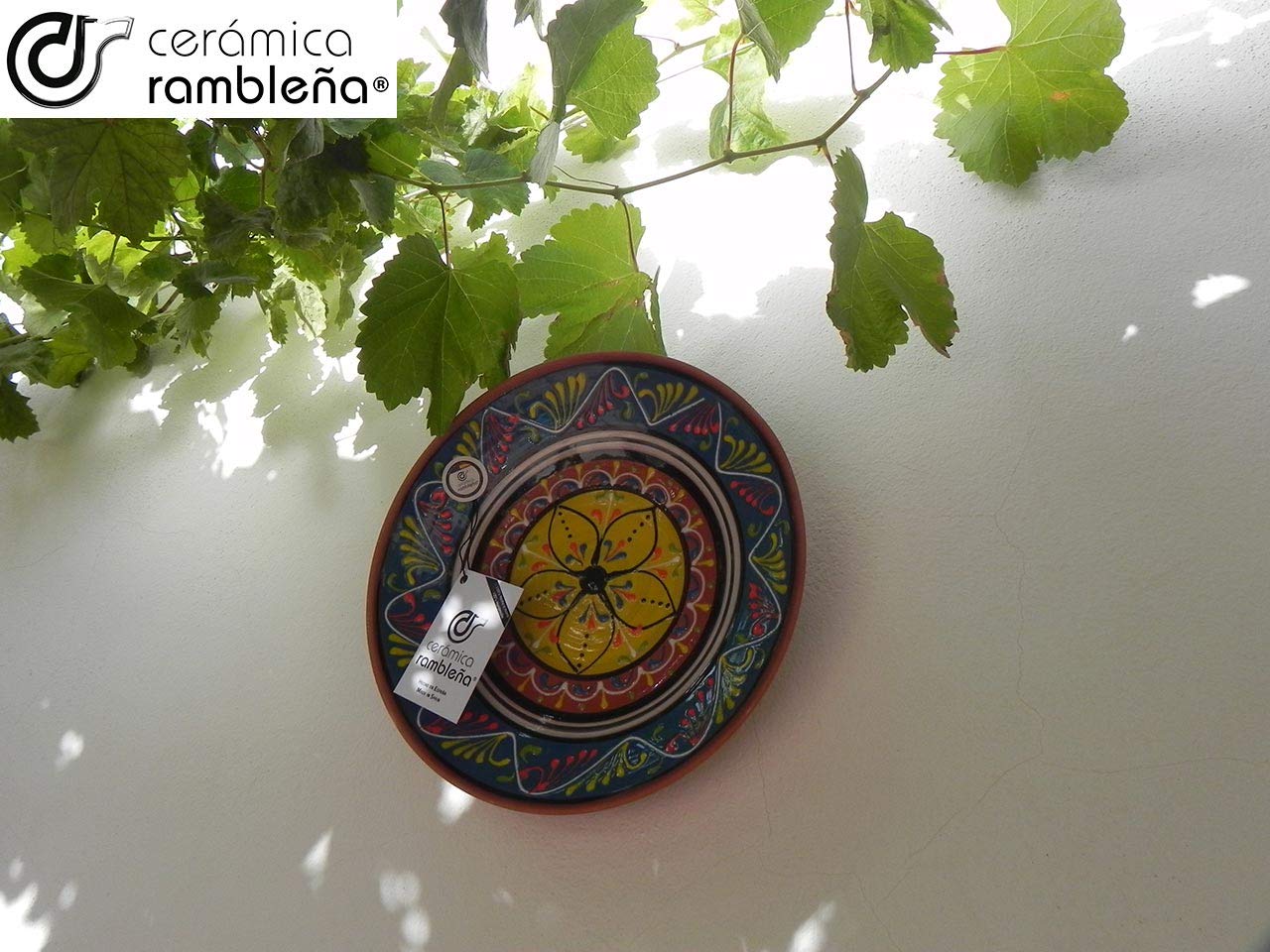 CERÁMICA RAMBLEÑA | Plato Decorativo para Colgar en Pared | Plato de cerámica | Plato decoración Mediterránea Azul-Blanco-Amarillo | 100% Hecho a Mano | 35x35x6 cm