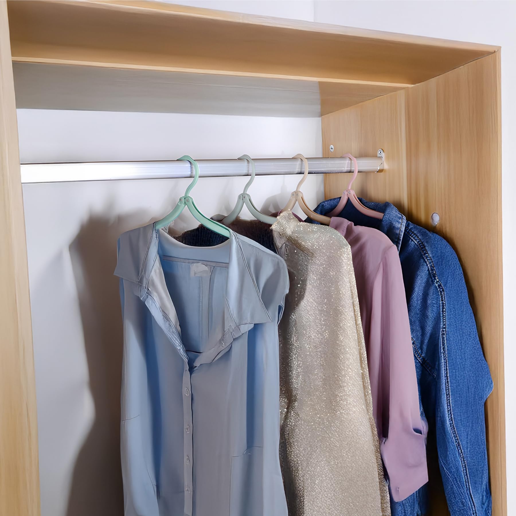 Bosreroy Compact Plastic Folding Hangers Set for Travel, 40 Pcs Lightweight Portable Hangers, Suitcase-Sized Clothes Organizers