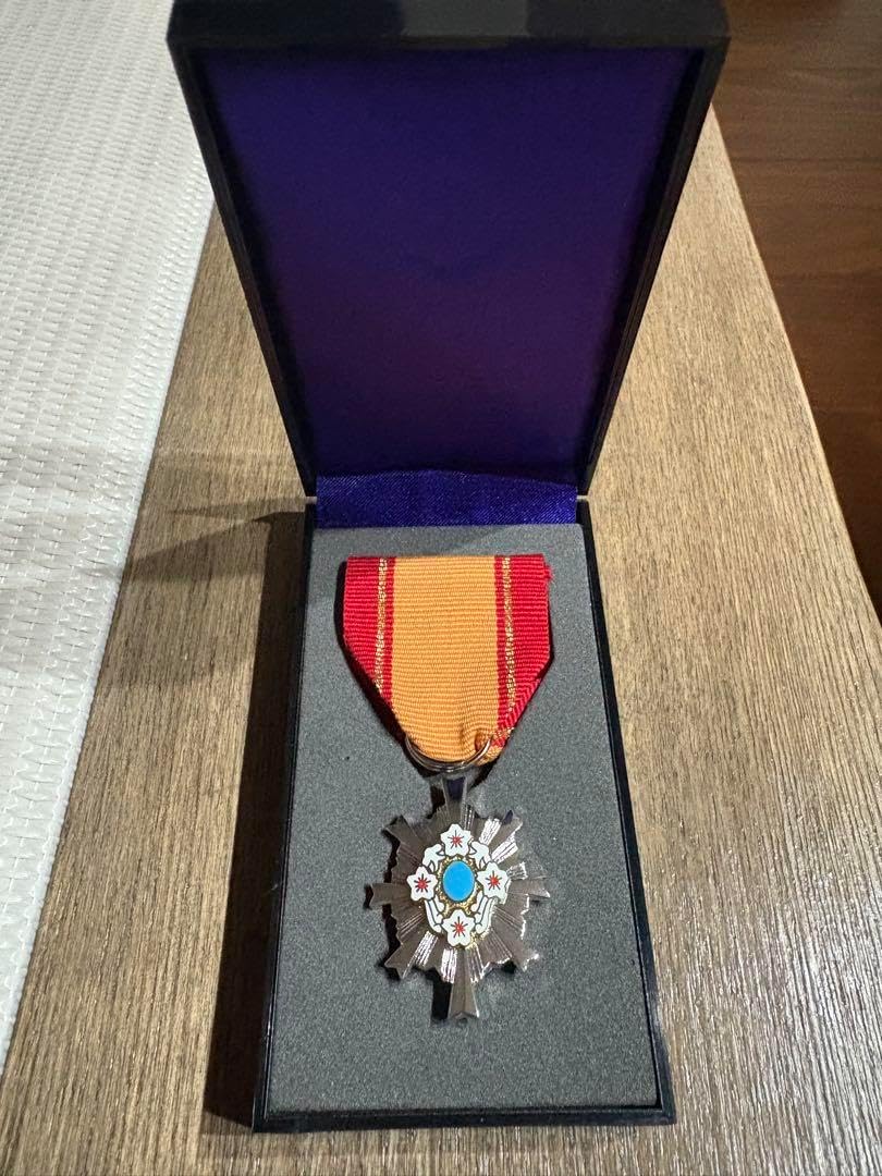 第3級防衛功労章発明考案業務改善メダルはタイタック式箱は