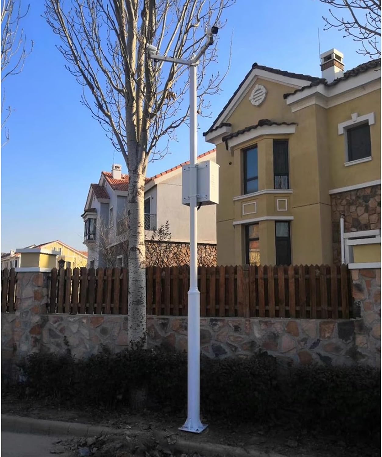 Questo supporto universale per palo di sicurezza esterno per telecamere Dome, PTZ e CCTV è una colonna di sorveglianza resistente, ideale per l’installazione all’ingresso di ristoranti, banche