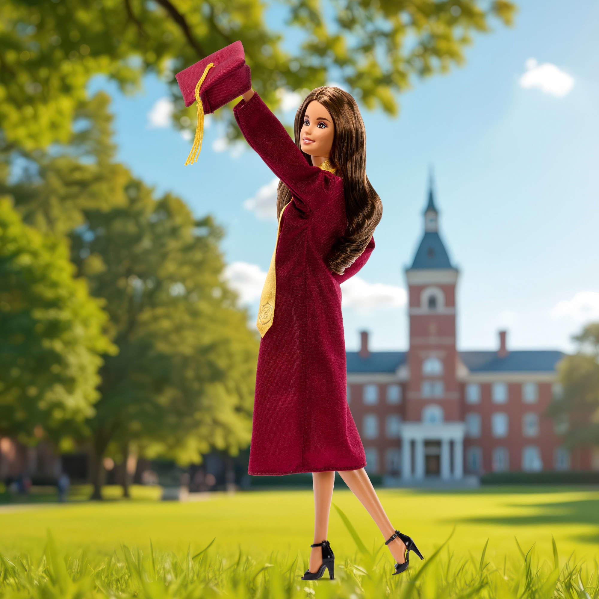 Barbie Signature - Graduation Wishes, bambola da collezione con toga di laurea bordeaux e cappello con nappina dorata, diploma e confezione speciale inclusi, 6+ anni, JJX81