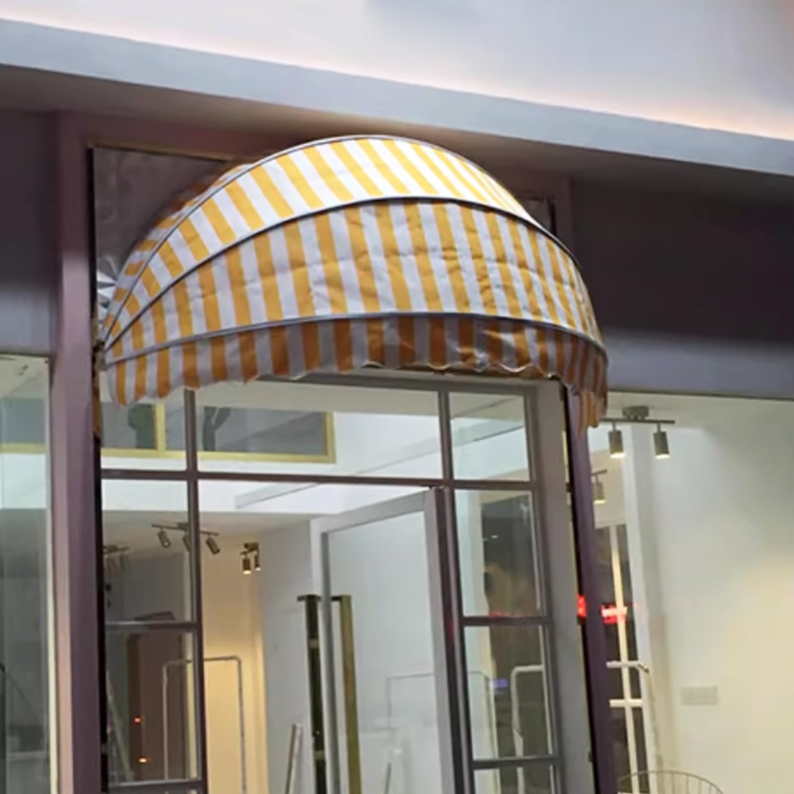 Couverture de porte avant pour accueillir vos invités au sec sous la pluie