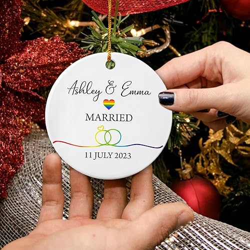 Miniatura 2 de Adorno personalizado de cerámica de Navidad para boda casada, regalo para pareja LGBTQ, adorno de primera Navidad para casados, elige nombres y