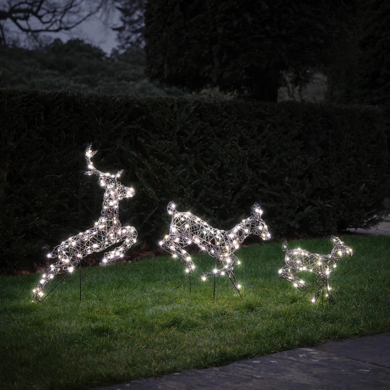 Lights4fun 3er Set Springende Harlow Rentierfamilie | mit warmweißen und kalten LEDs | Weihnachtsdekoration Hirsch Reh Rehkitz für Weihnachten | für innen und außen | mit Netzkabel [Energieklasse A]