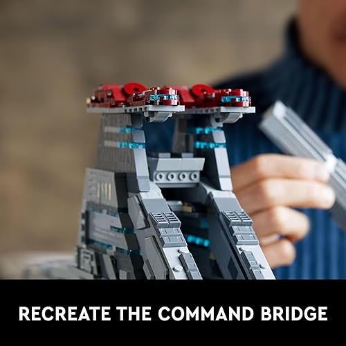 Miniatura 3 de LEGO Star Wars Venator-Class Republic Attack Cruiser, Ultimate May The 4th Collectibles, juego de construcción de serie con minifigura del Capitán