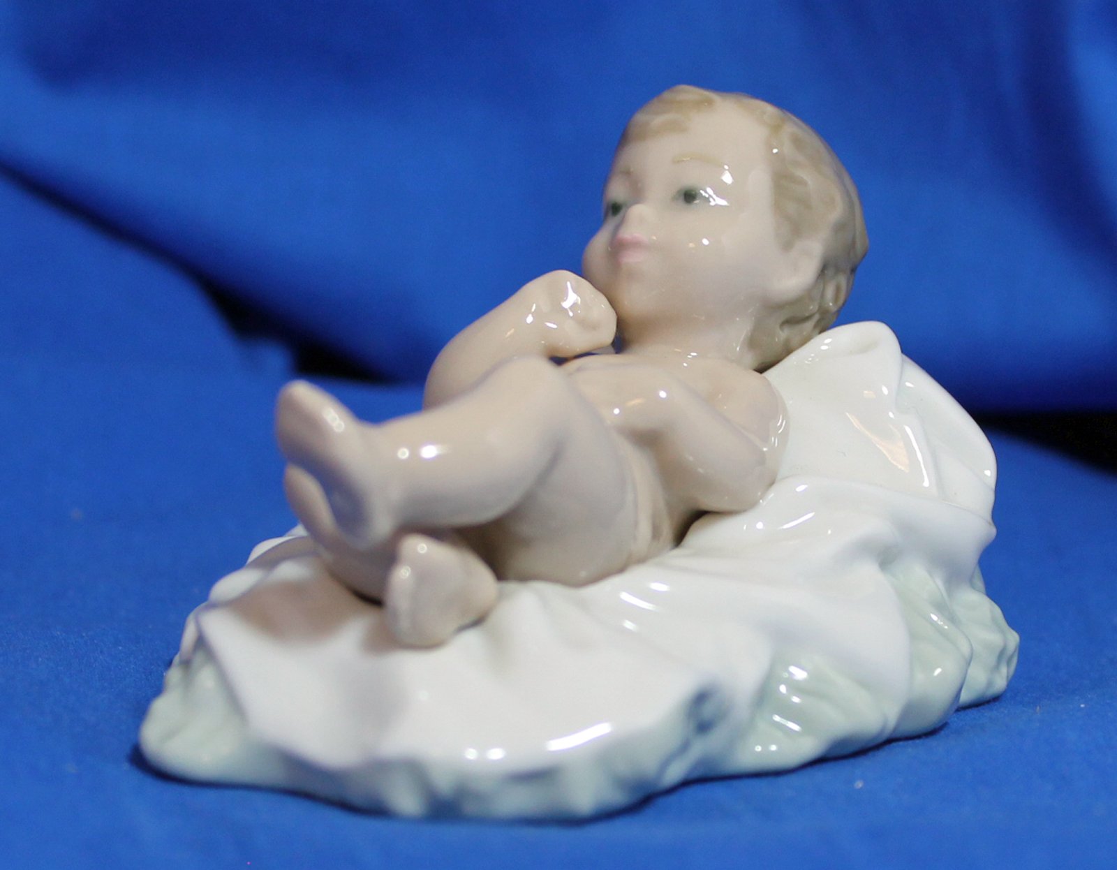 NAO Figura del Nacimiento Niño Jesús. Figura Decorativa del Belén Navideño del Niño Jesús Acostado en Porcelana.