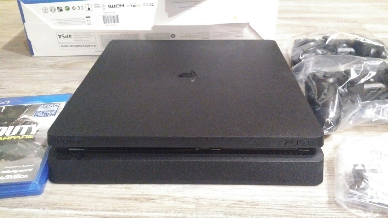 PlayStation 4 - Konsole (1TB, schwarz,slim) inkl. Call of Duty: Infinite Warfare + 2 DualShock 4 Contoller - [Edizione: Germania]