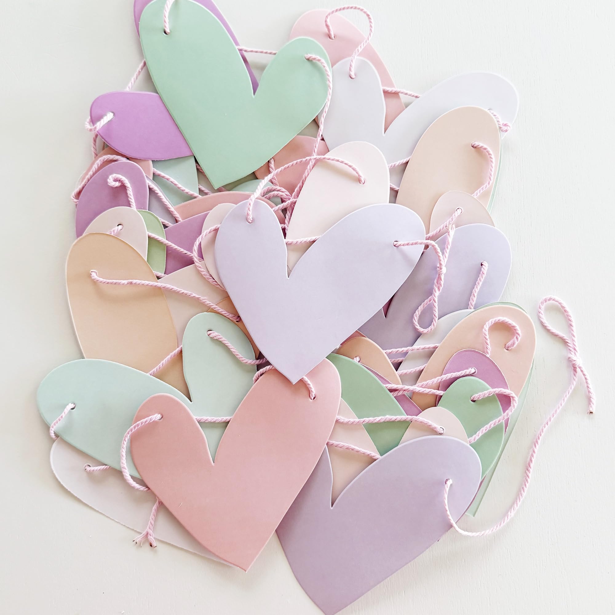 Guirnalda de corazón de papel bohemio para decoración del día de San Valentín, 16 corazones de conversación pastel para fiestas galentinas, pancarta de San Valentín preencordada de 11 pies hecha con