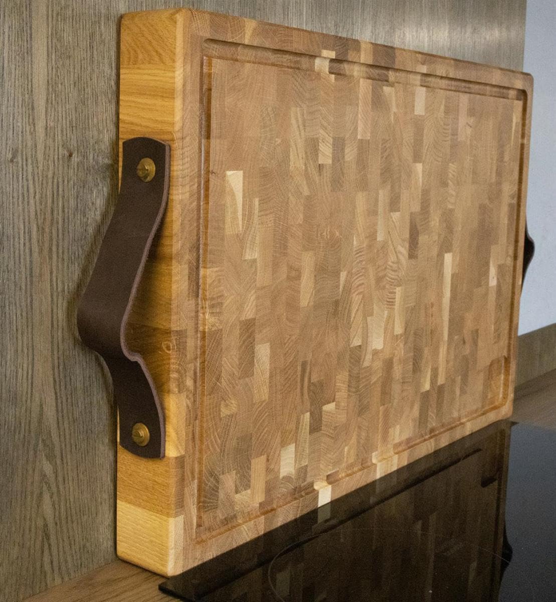 Bigwood Hirnholz Schneidebrett | Hackblock Holz massiv groß | Küchenbrett Eiche Stirnholz | Beidseitig nutzbar mit Saftrinne | 60x40x6cm | 10kg | mit Ledergriffen