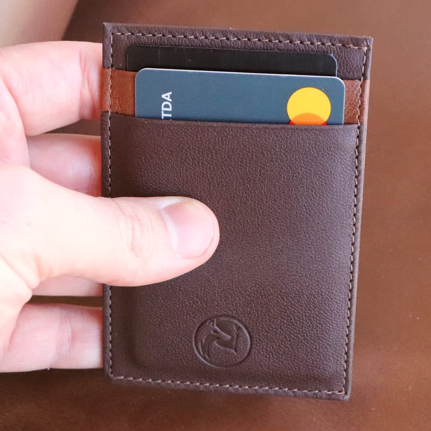 Carteira Masculina Feminina Porta Cartões Slim (Café/Caramelo) em promoção! Veja a oferta e mais achadinhos de Carteiras & Cintos 5 Hoje é o melhor dia para comprar Carteira Masculina Feminina Porta Cartões Slim (Café/Caramelo) com aquele preço maroto! Promoção! Aproveite a oferta! 5