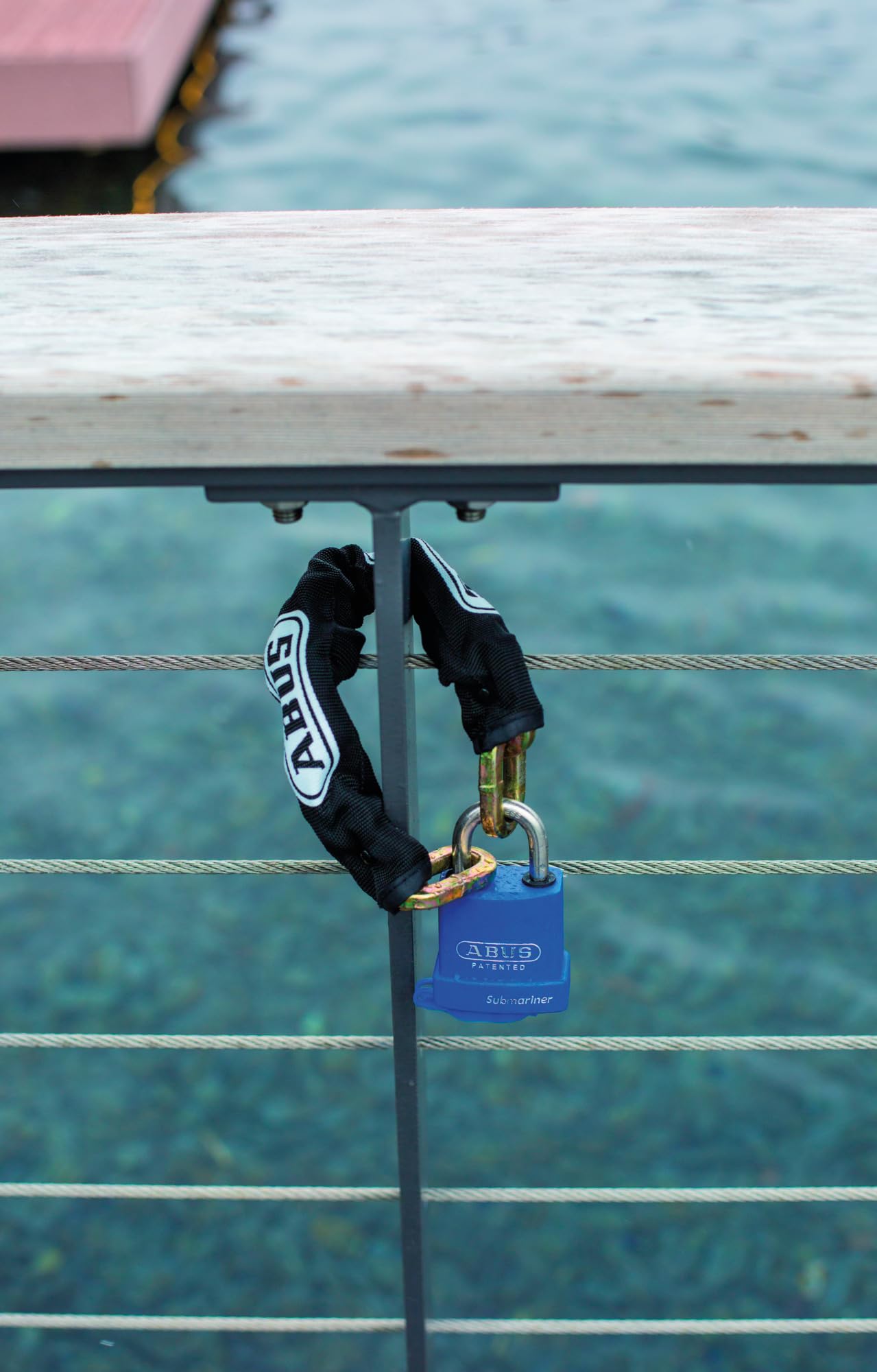 ABUS Vorhängeschloss Submariner 83WPIB/53 - wetterfest - mit rostfreiem Bügel aus gehärtetem Edelstahl - mit Kunststoffummantelung - ABUS-Sicherheitslevel 8 - Blau | Wetterfest, Messing-Schlosskörper, Bügel aus gehärtetem Edelstahl mit Kunststoffummantelu