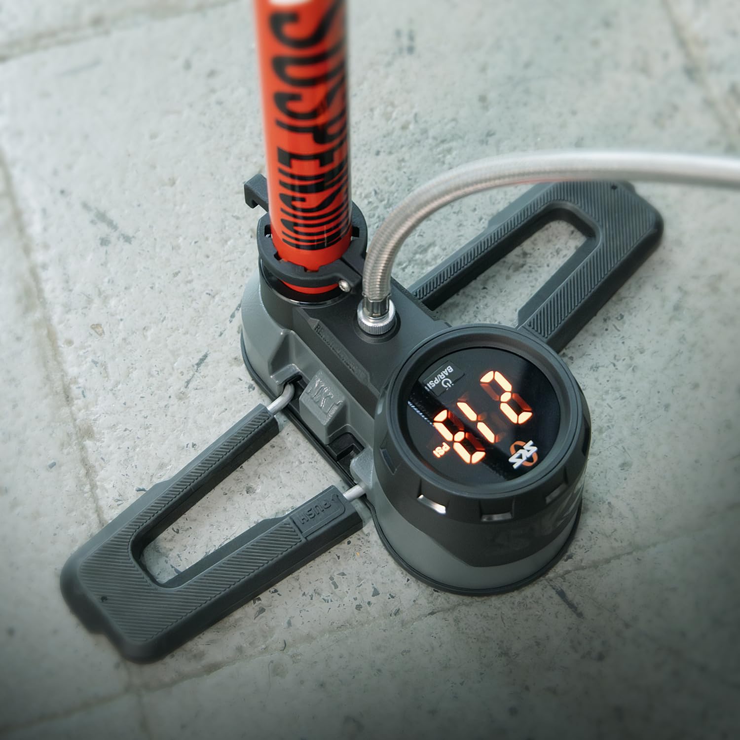 SKS Germany RENNKOMPRESSOR Suspension Dämpferpumpe | Standpumpe, digitales Hochdruckmanometer, Druckablass-Funktion, langer gummierter Stahlflex-Schlauch, Metallrohr & Alugussfuß