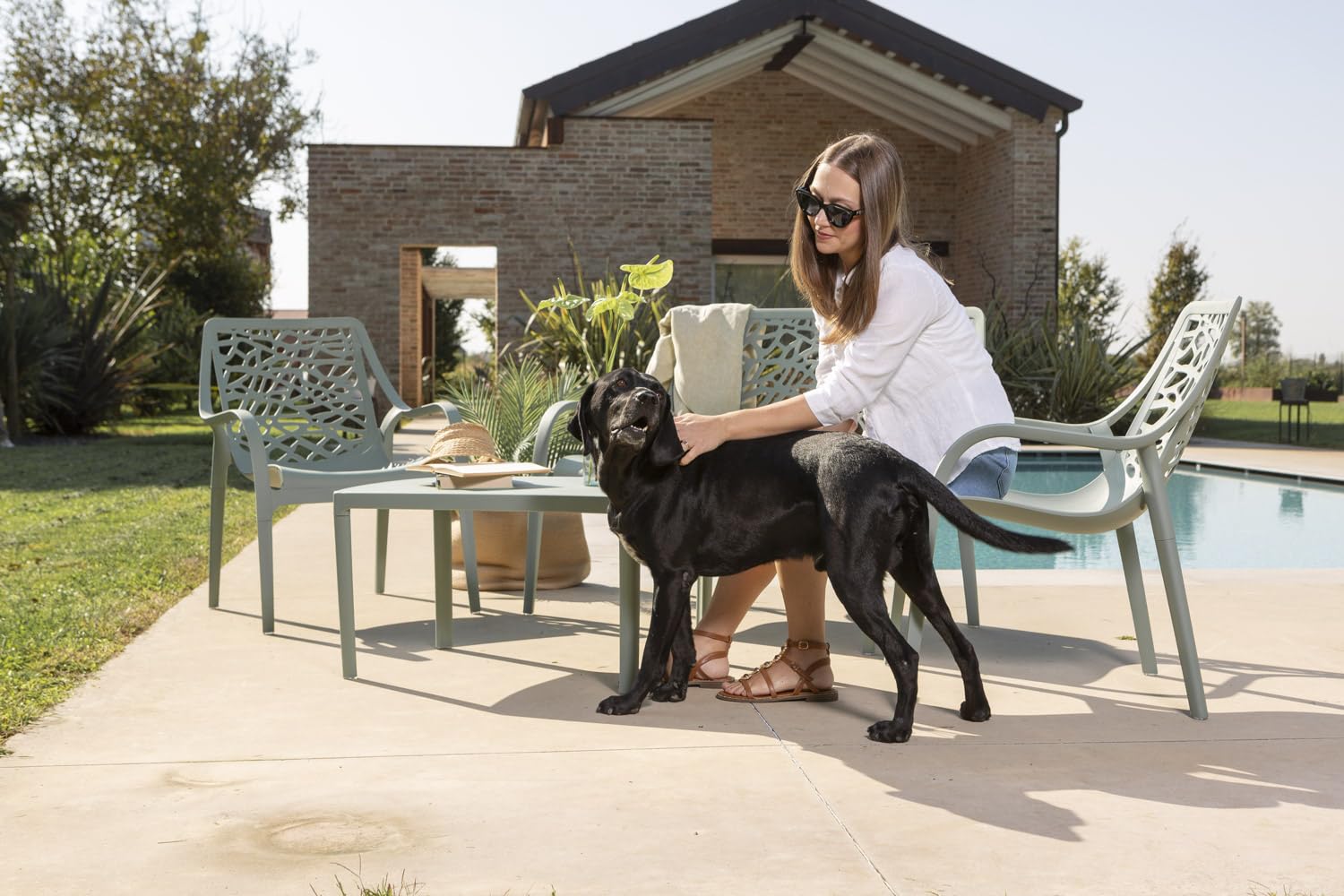 Set / Salon de jardin et extérieur en polypropylène avec fibre de verre 4 places, canapé deux places, 2 fauteuils et table basse, empilable, imperméable, design moderne - Set Maratea (vert sauve)