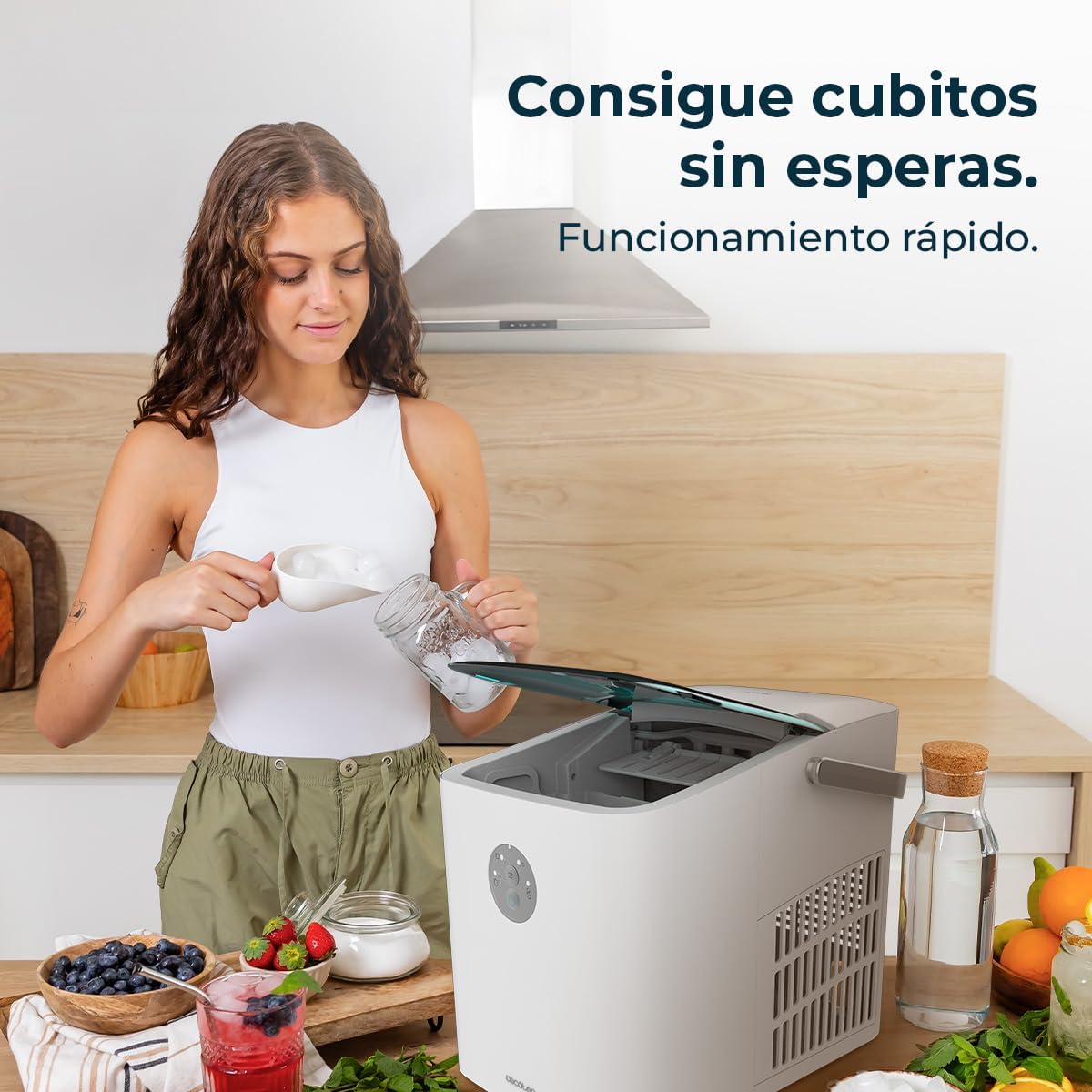 Persona che raccoglie i cubetti di ghiaccio dalla macchina del ghiaccio