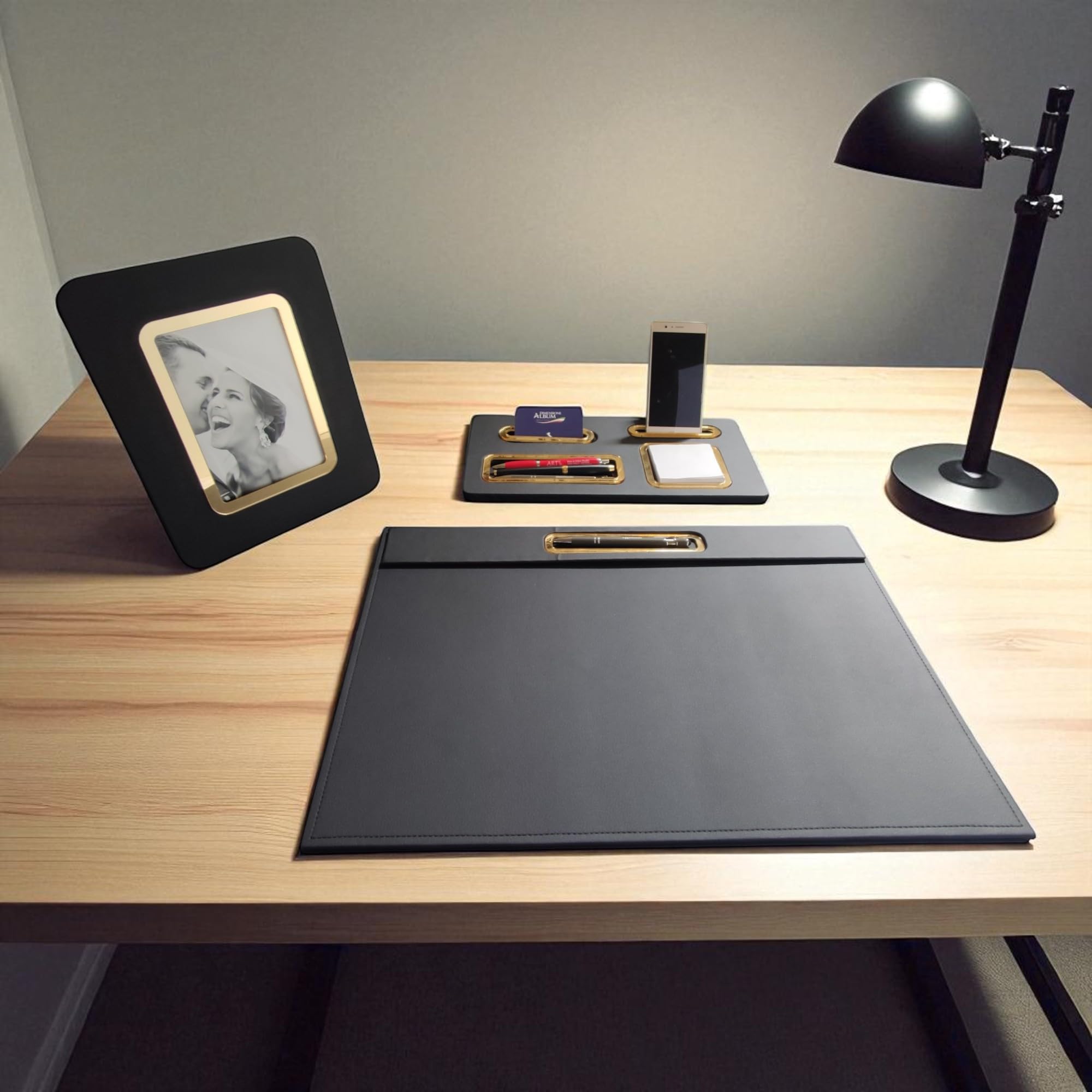 OGGETTANDO Set Scrivania in eco pelle PU Nera, 4 in 1 Organizer con Sup. smartphone, Porta Penne, Porta bigliettini, Porta carte ades., Portafoto, Sottomano Ufficio Casa (ACR. ORO)