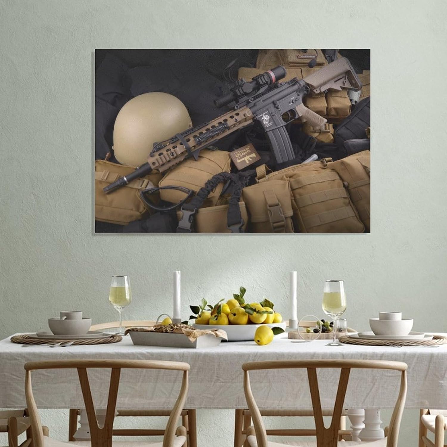 డైనింగ్ రూమ్ సెట్టింగ్లో ప్రదర్శించబడిన ఎయిర్గన్ కోల్ట్ M4A1 కార్బైన్ AEG పోస్టర్.