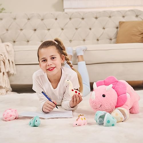 Miniatura 4 de Karister Juguetes de dinosaurio rosa de 17.6 pulgadas para niñas, animal de peluche mamá dinosaurio con 3 dinosaurios bebés de peluche (Triceratops,