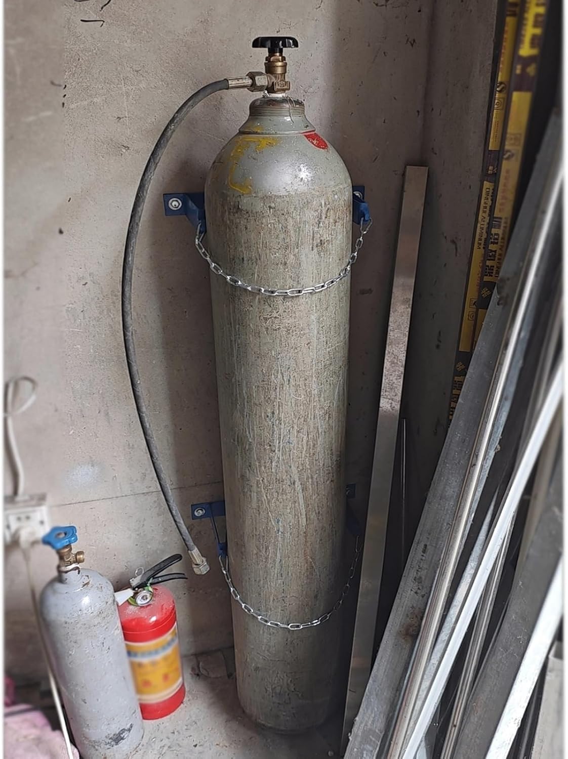 Support mural bouteille hélium et propane pour atelier ordonné