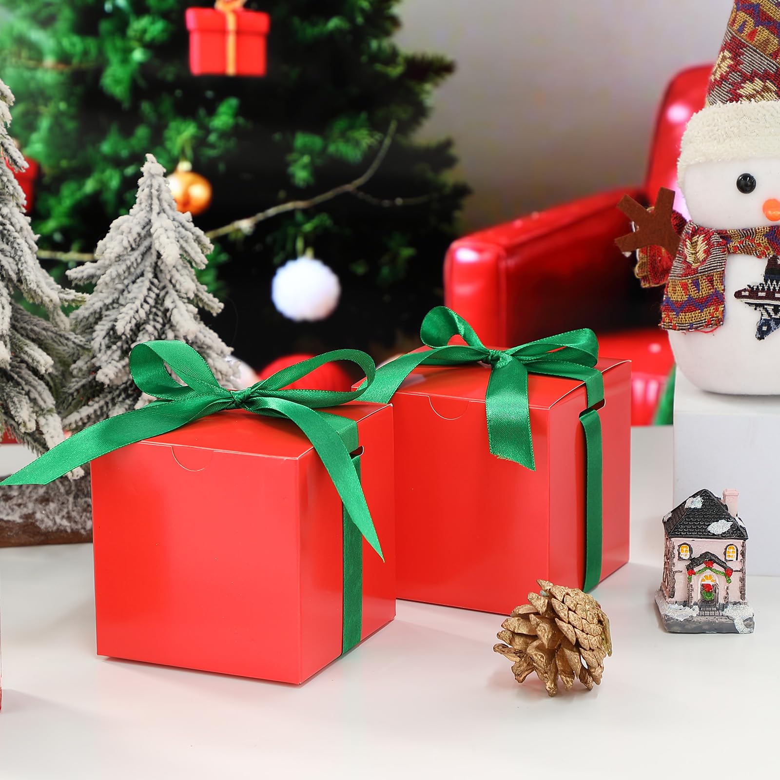 Dispowreath Lot de 48 petites boîtes cadeaux de Noël avec couvercle et ruban pour emballage cadeau, décorations de mariage, vacances, fête d'anniversaire (classique) 10,2 x 10,2 x 10,2 cm