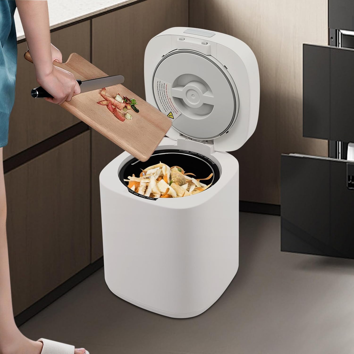 2.5L Electric Kitchen Composter, Indoor/Outdoor Composting Machine, Countertop Compost Machine Turn Food Waste and Scraps into Fertilizer for Garden Plants, White