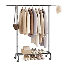 SONGMICS Stand Appendiabiti con Ruote, Attaccapanni Estensibile in Metallo, con Ripiano Portaoggetti Rialzato, 40 x (83-120) x 156 cm, Portata Totale 45 kg, Nero Inchiostro HSR134B01