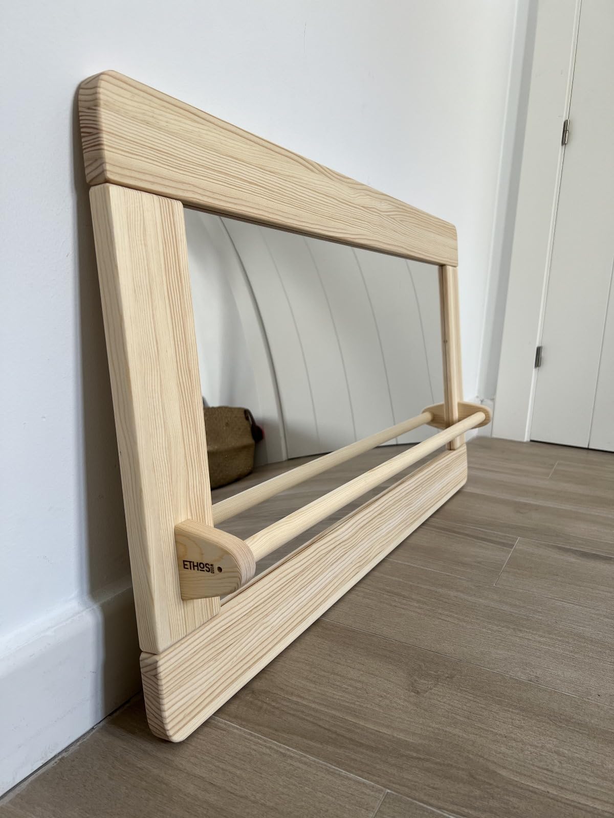 Espejo Montessori con Barra para bebés, Madera Natural barnizada y Cristal irrompible | Certificado CE | Seguridad, autonomía y Juego sensorial | Tamaño (74×50,5 cm) | Hecho en España