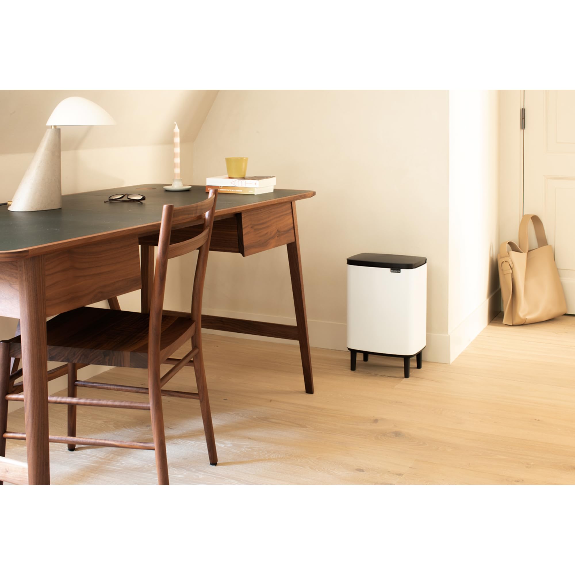 Brabantia - Cubo de basura Bo Hi 12 L con tapa de cierre suave, interior extraíble y asa de transporte - Adecuado para baño, dormitorio y oficina en casa - White