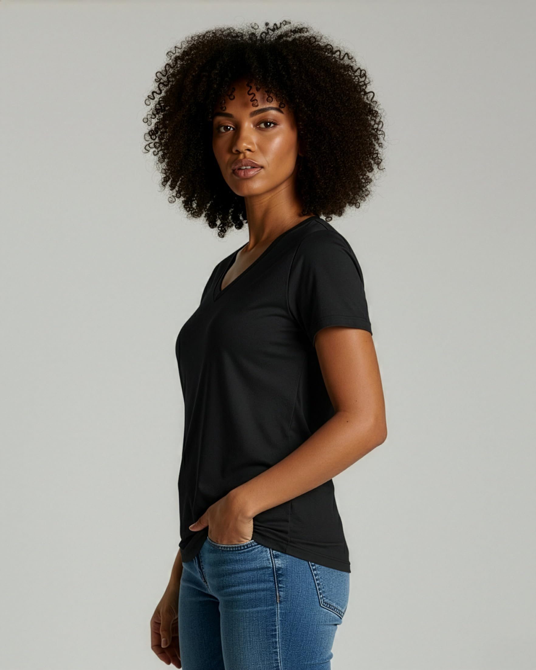Real Essentials 4er-Pack: Kurzärmeliges Damen-T-Shirt aus Baumwolle mit V-Ausschnitt in klassischer Passform (in Übergröße erhältlich)