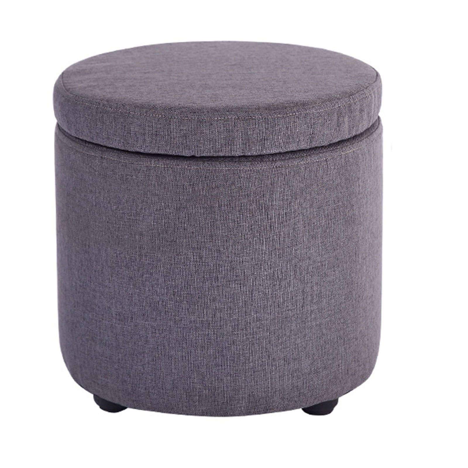 Pouf de rangement rond dans le couloir comme repose-pieds gris