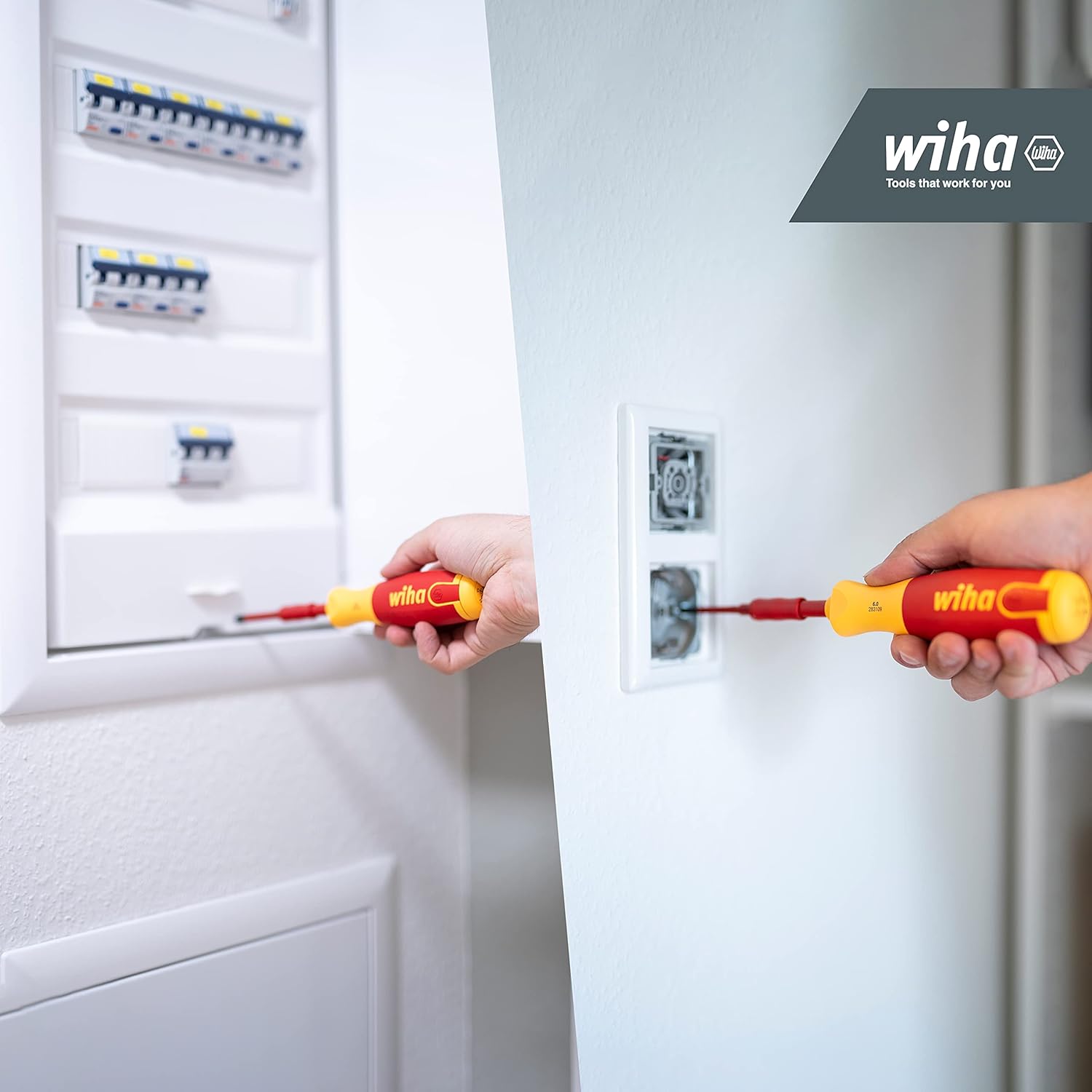 Wiha LiftUp Electric Screwdriver Set 6 Pieces with Stowable Bit Set (41235) I Screwdriver Set with Bit Magazine Made of SlimBits for Electricians, Bit Holder, Slotted/Phillips/Plus Minus