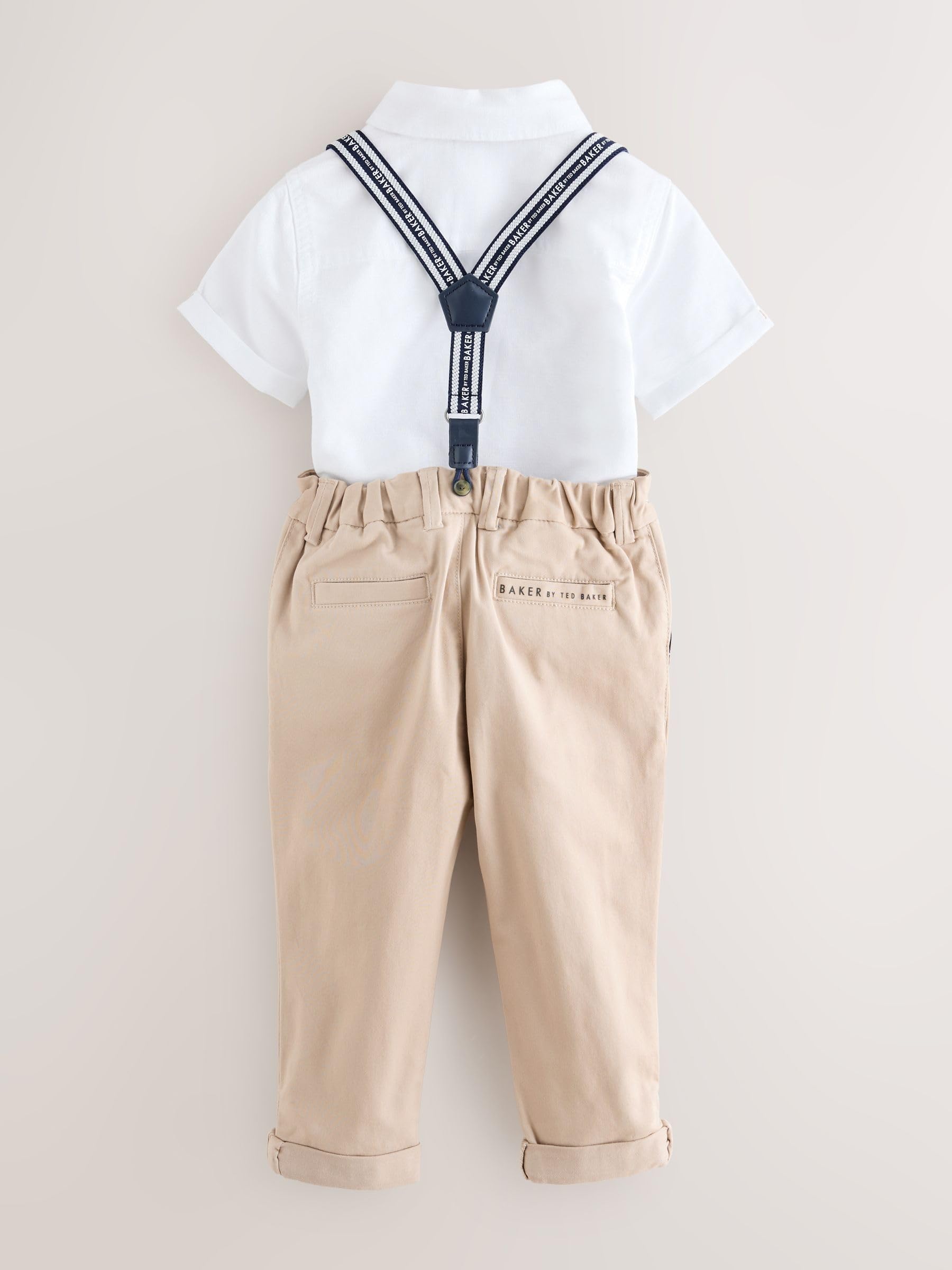 Jungen Hemd, Hose und Hosenträger im Set