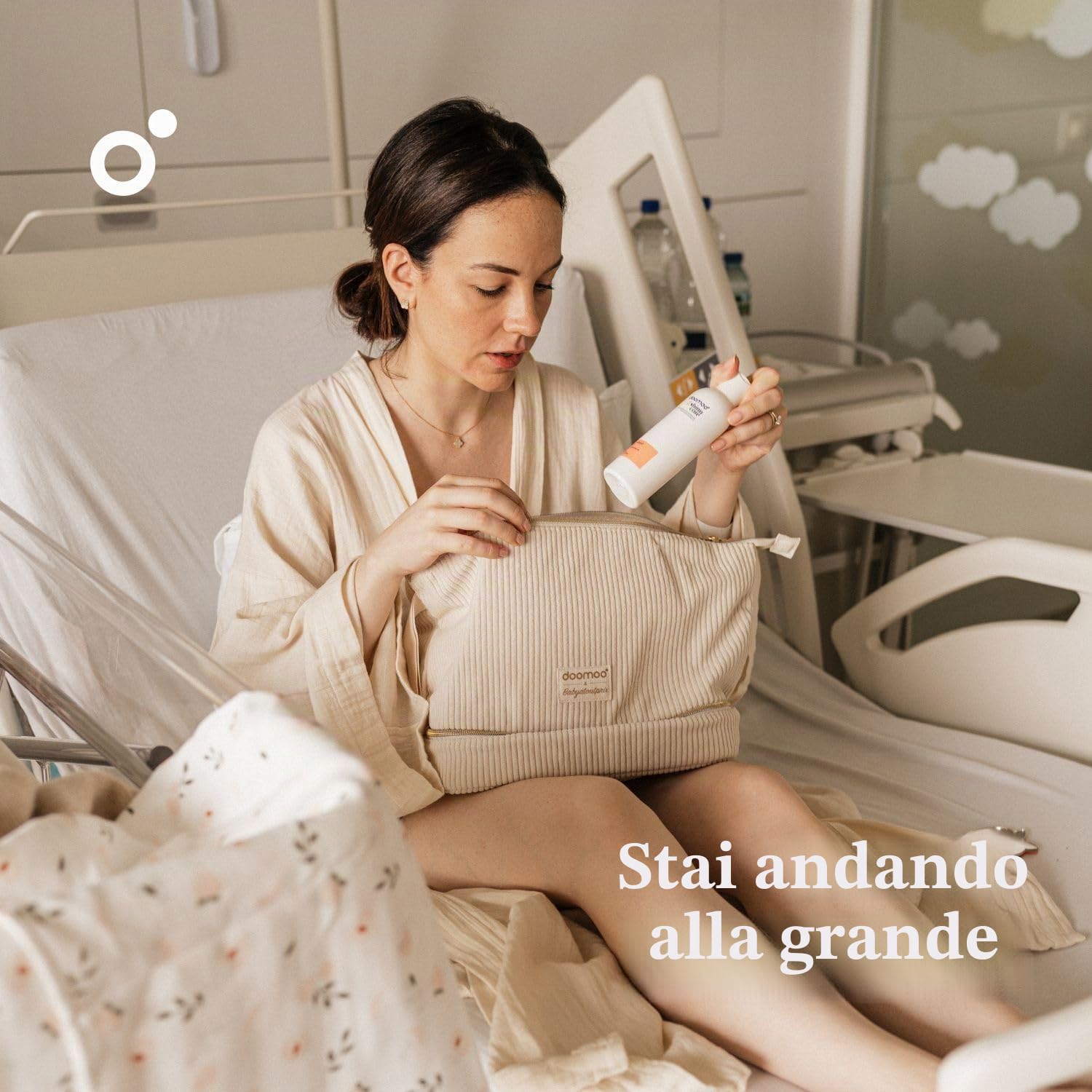 doomoo Mommy Vanity Postpartum Care Set da 8 pezzi con doccia per i glutei, lozione per il lavaggio intimo, fasce rinfrescanti e biancheria intima puerperale, grande beauty case con accessori