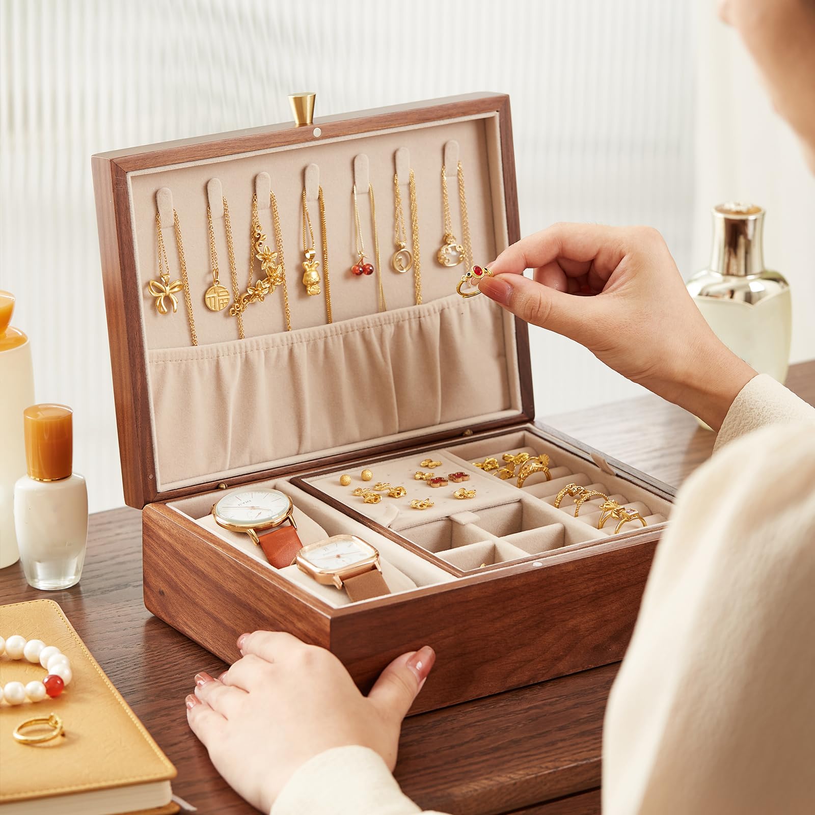 CHOSIN Joyero de madera de nogal negro para mujer, organizador de joyas con bandeja extraíble para relojes, anillos, aretes, collares, pulseras, regalos para el día de la madre
