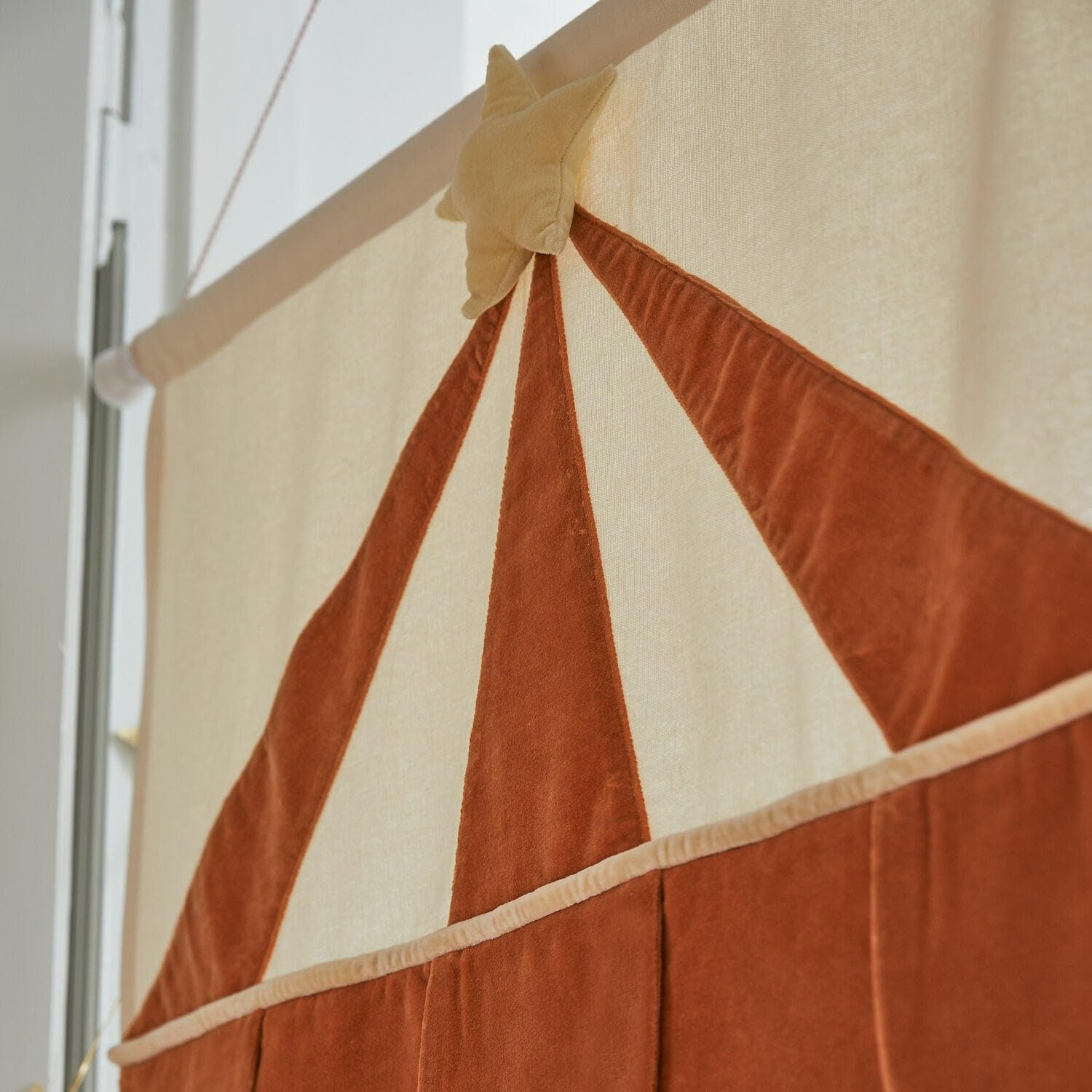 Loberon Puppentheater Papillou, Einfaches Aufhängen, Farbintensives Design, Kreatives Spielen, Kinderzimmer, Baumwolle, Eisen, Kunststoff, rostrot/Creme