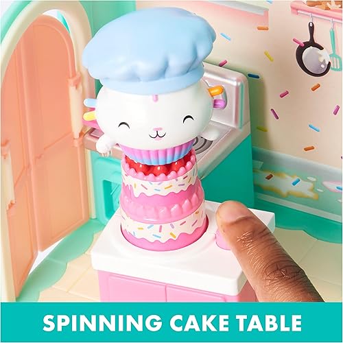 Vista 6 de Gabby's Dollhouse, Bakey - Cocina con figura y 3 accesorios, 3 muebles y 2 entregas, juguetes para niños a partir de 3 años Bakey Con Cocina Cakey