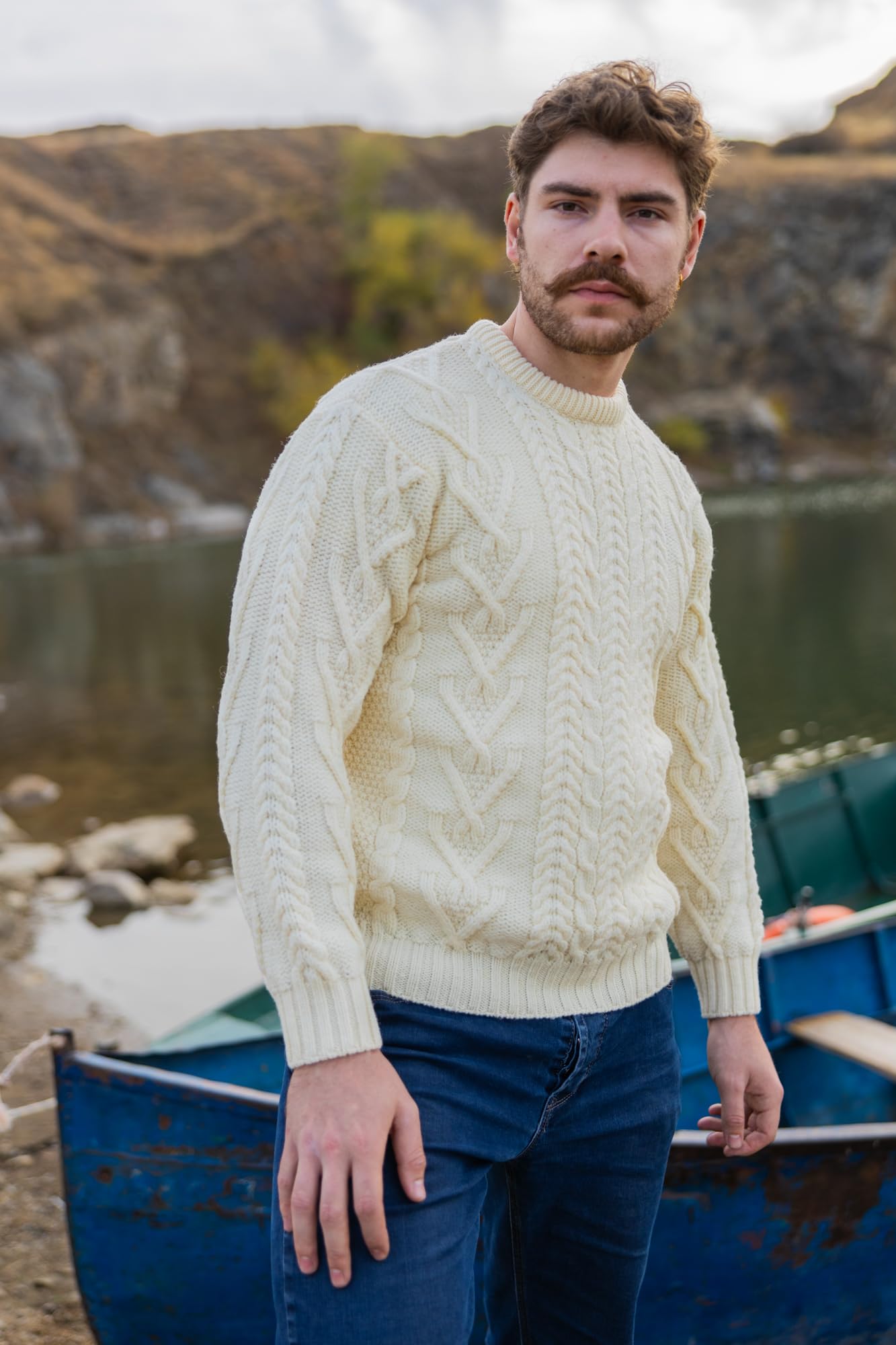 SAOL Traditioneller Herren Aran Pullover mit Rundhalsausschnitt aus 100% Merinowolle Strickjacke, in Natur/Holzkohle/Armeegrün