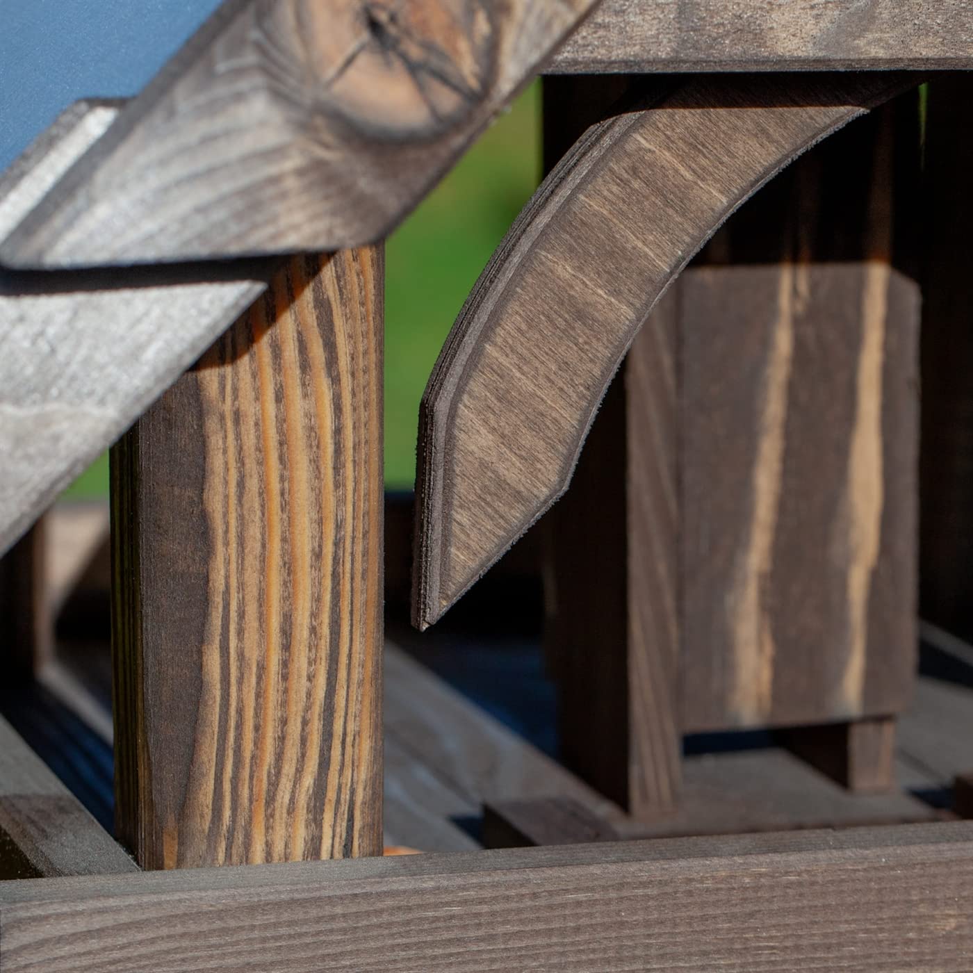 VOSS.garden Vogelhaus Sibo inklusive Standfuß und Futter-Schornstein, hochwertige imprägnierte Fichte, Vogelfutterstation Futterhaus Vogelhäuschen, Gesamthöhe 135cm