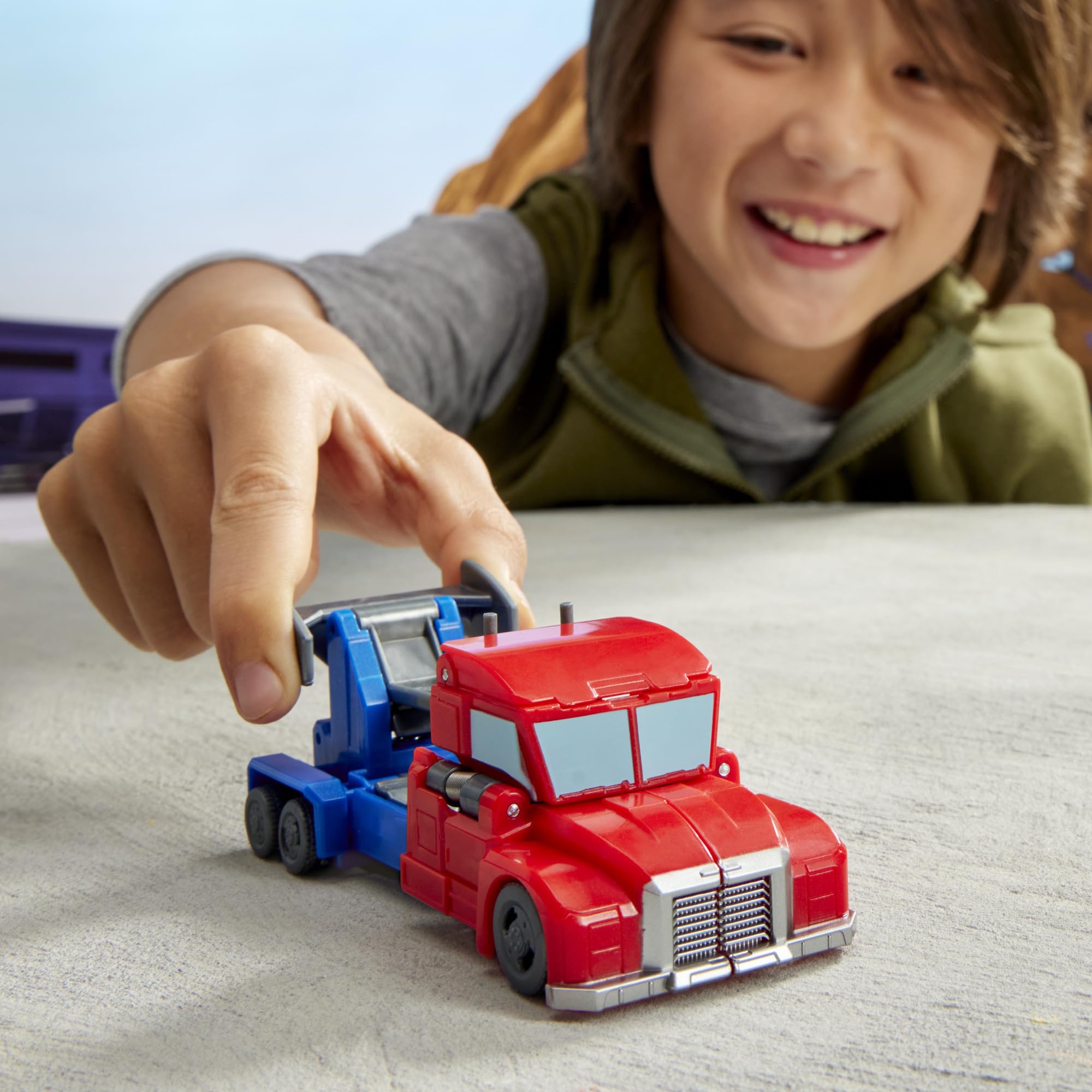 Figurka Optimusa Prime 1-Step Smash Changer z serialu "Transformers: Iskra Ziemi"